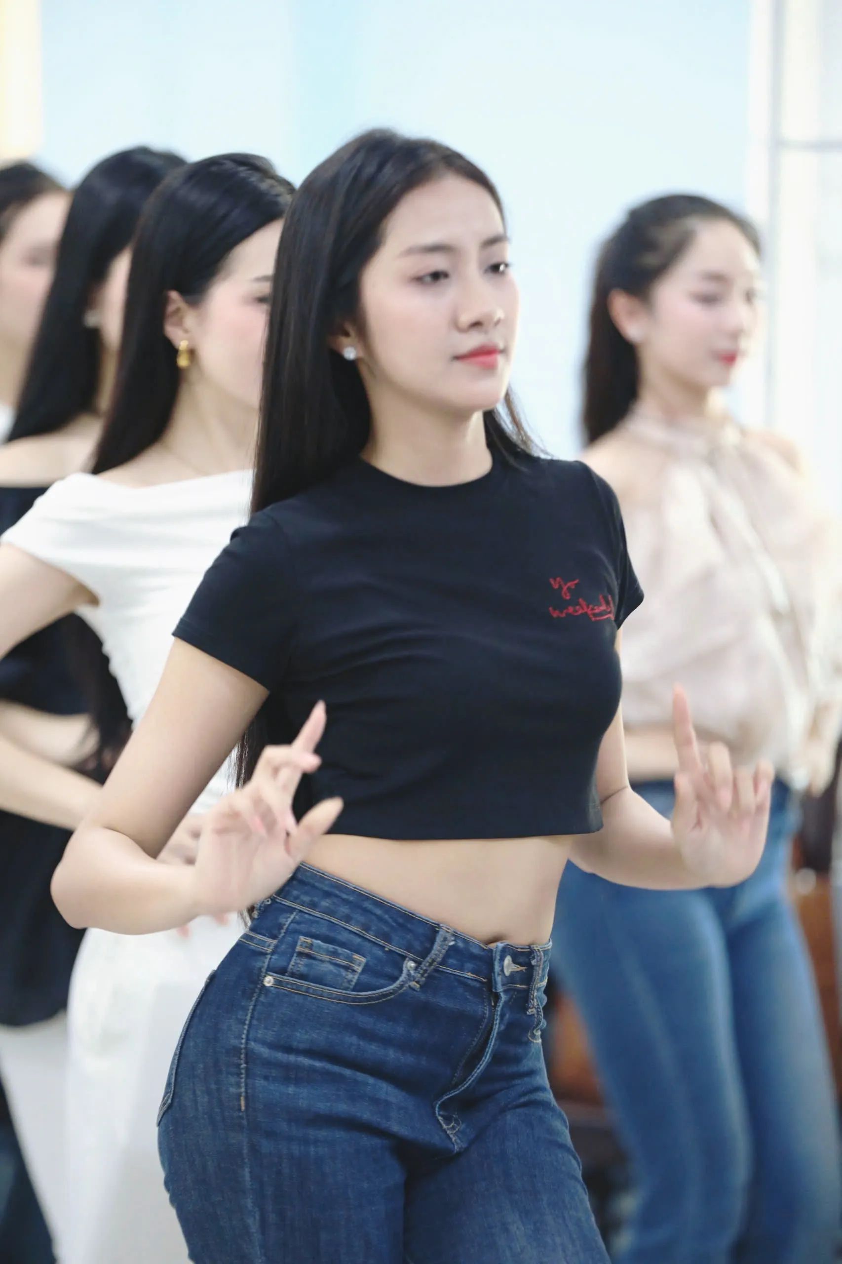 Thí sinh Hoa hậu Việt Nam khoe eo thon trên sàn tập ảnh 8