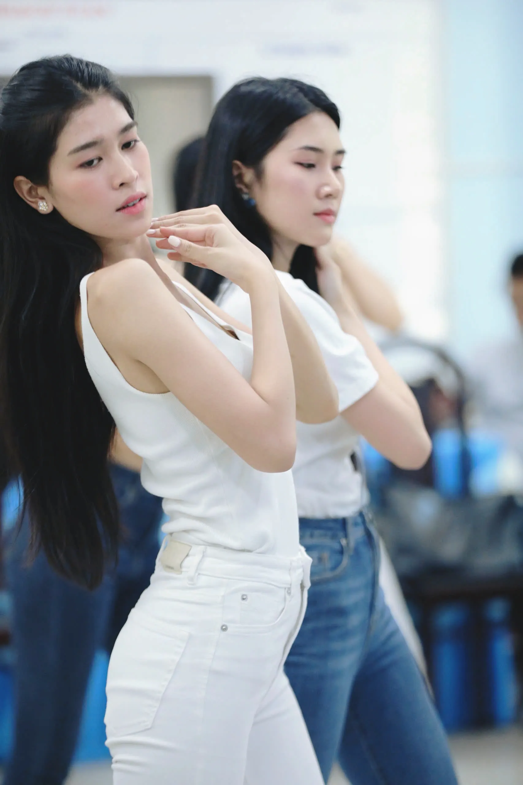 Thí sinh Hoa hậu Việt Nam khoe eo thon trên sàn tập ảnh 12