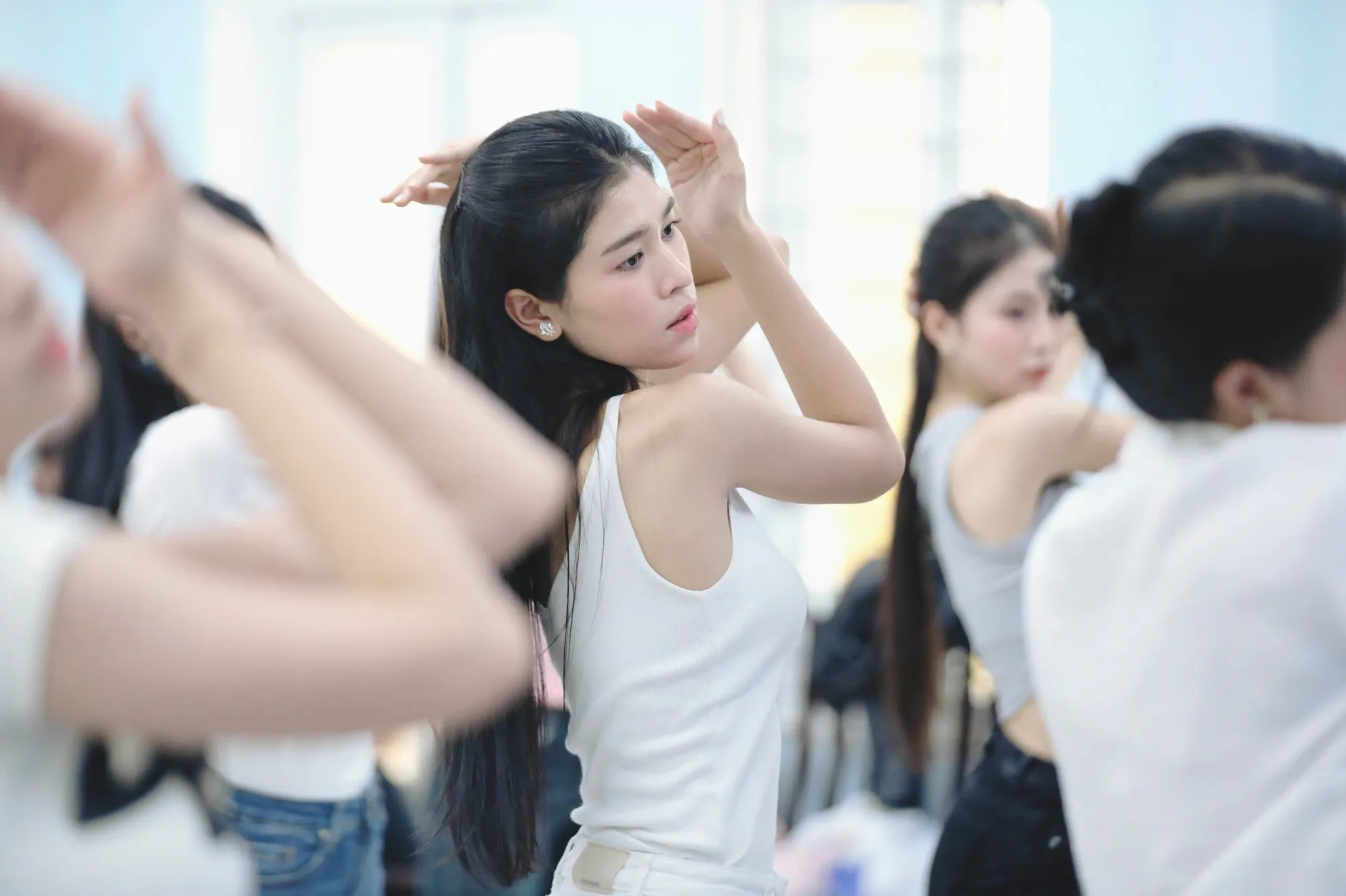 Thí sinh Hoa hậu Việt Nam khoe eo thon trên sàn tập ảnh 11