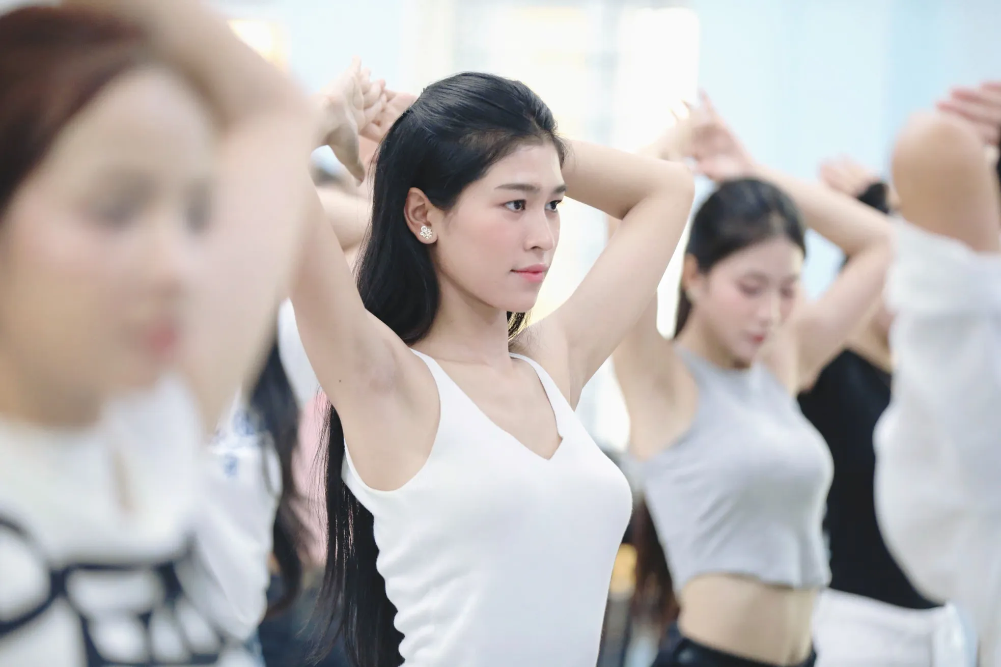 Thí sinh Hoa hậu Việt Nam khoe eo thon trên sàn tập ảnh 10