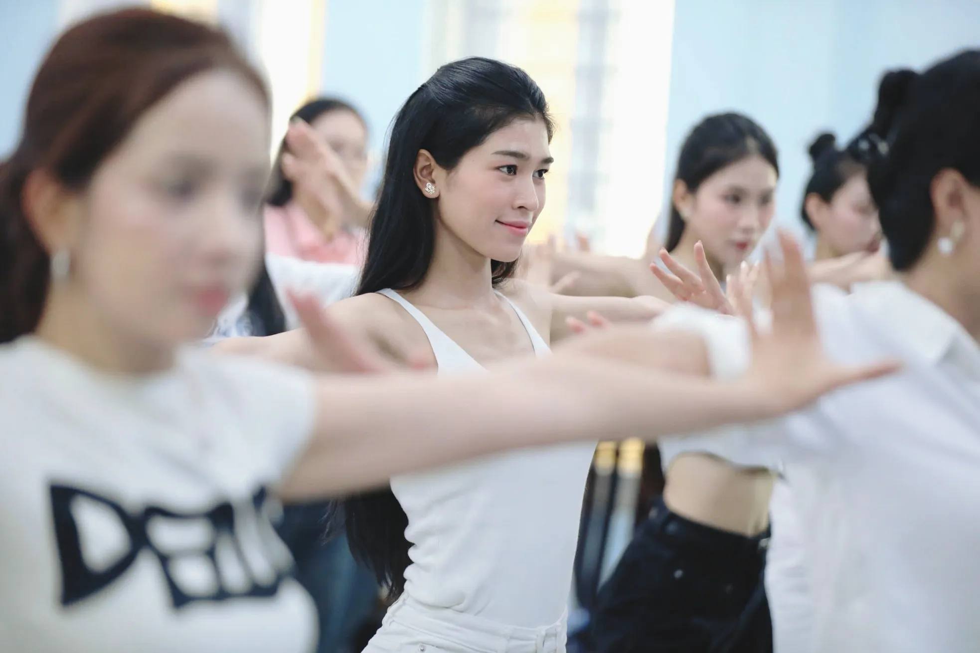 Thí sinh Hoa hậu Việt Nam khoe eo thon trên sàn tập ảnh 9