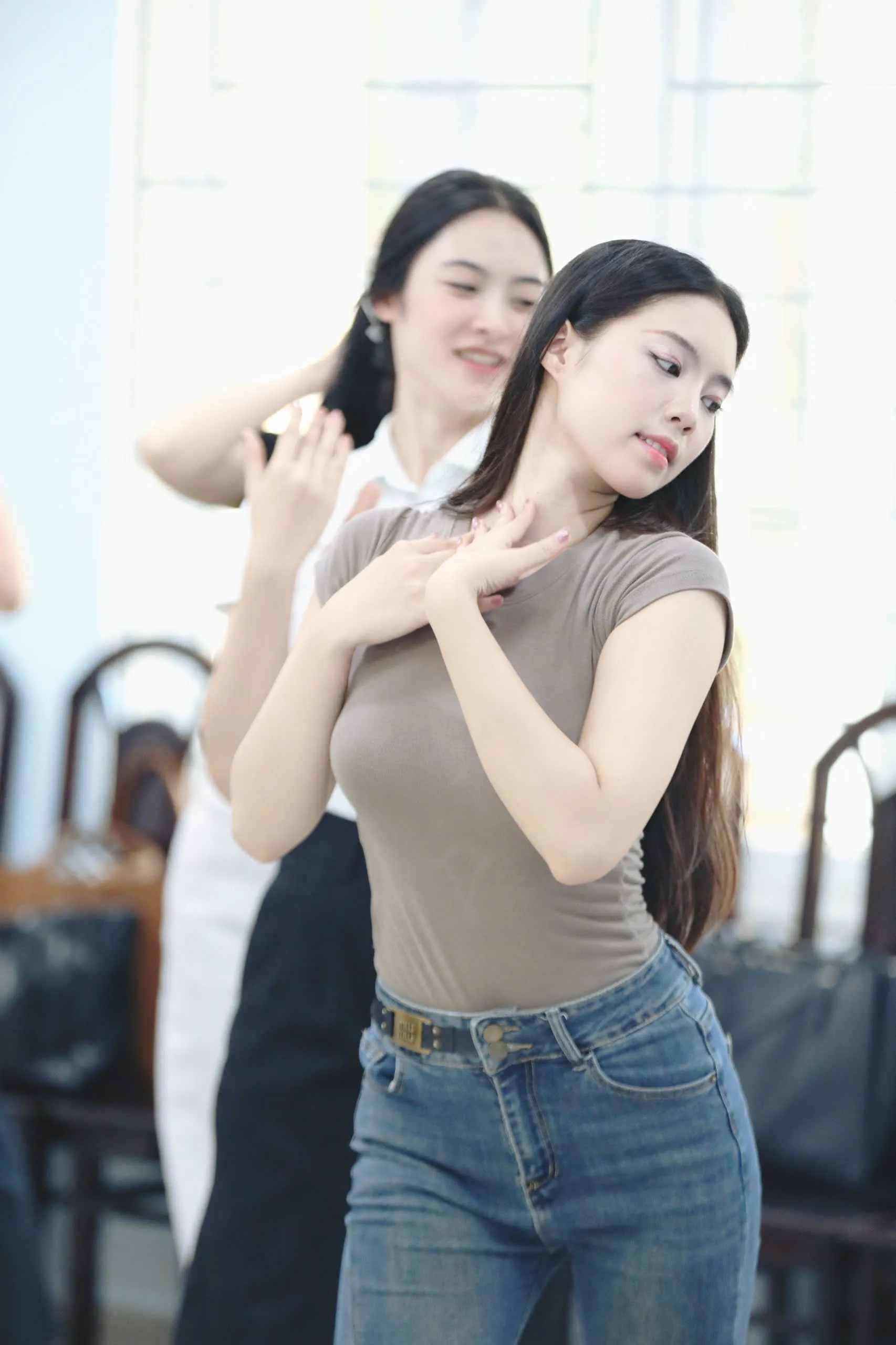 Thí sinh Hoa hậu Việt Nam khoe eo thon trên sàn tập ảnh 13