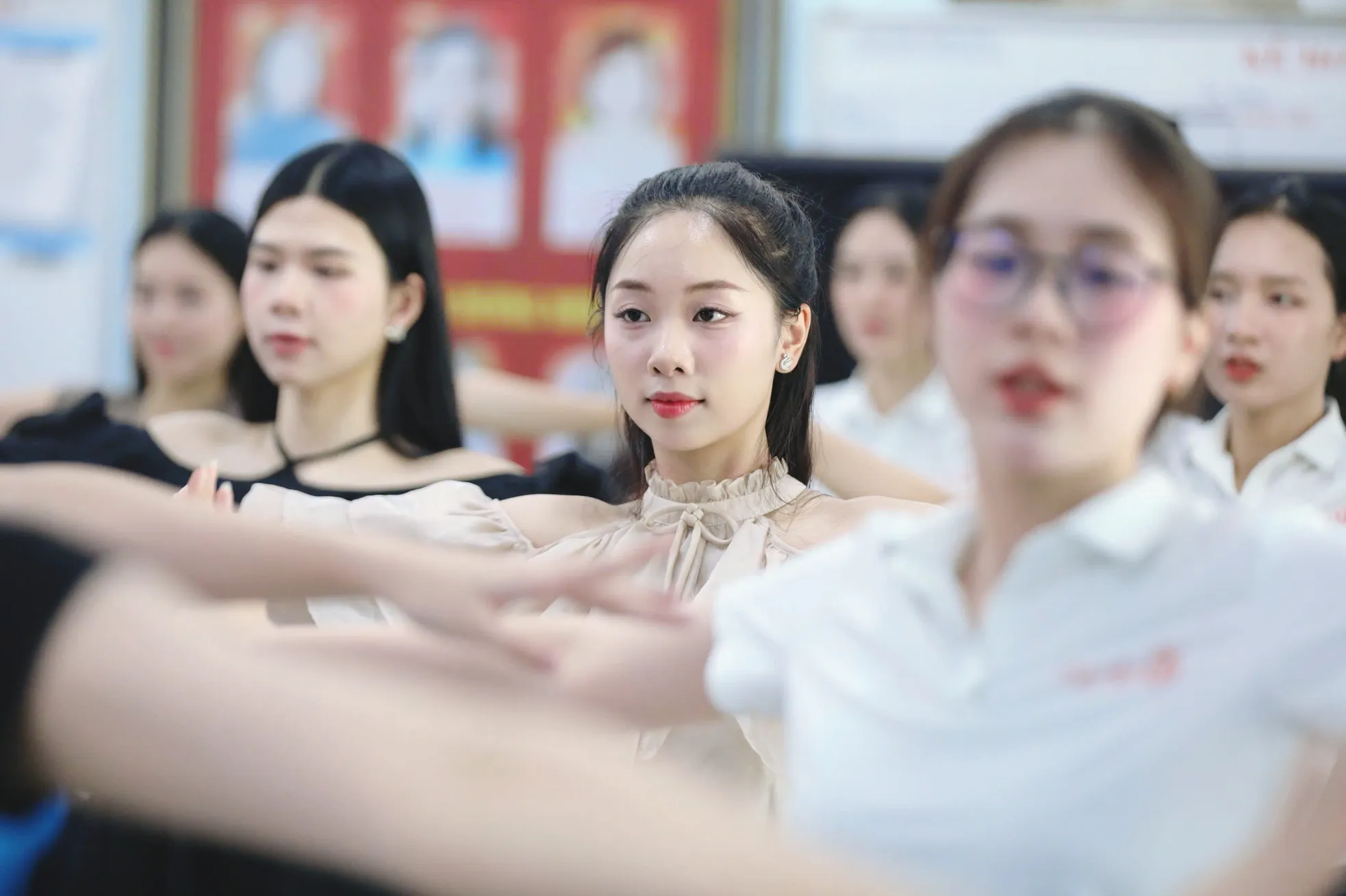 Thí sinh Hoa hậu Việt Nam khoe eo thon trên sàn tập ảnh 21