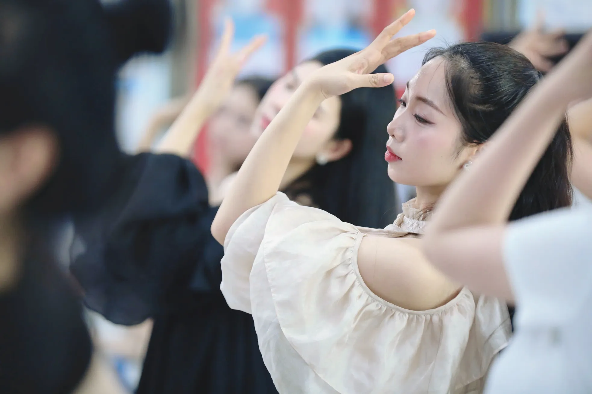 Thí sinh Hoa hậu Việt Nam khoe eo thon trên sàn tập ảnh 22