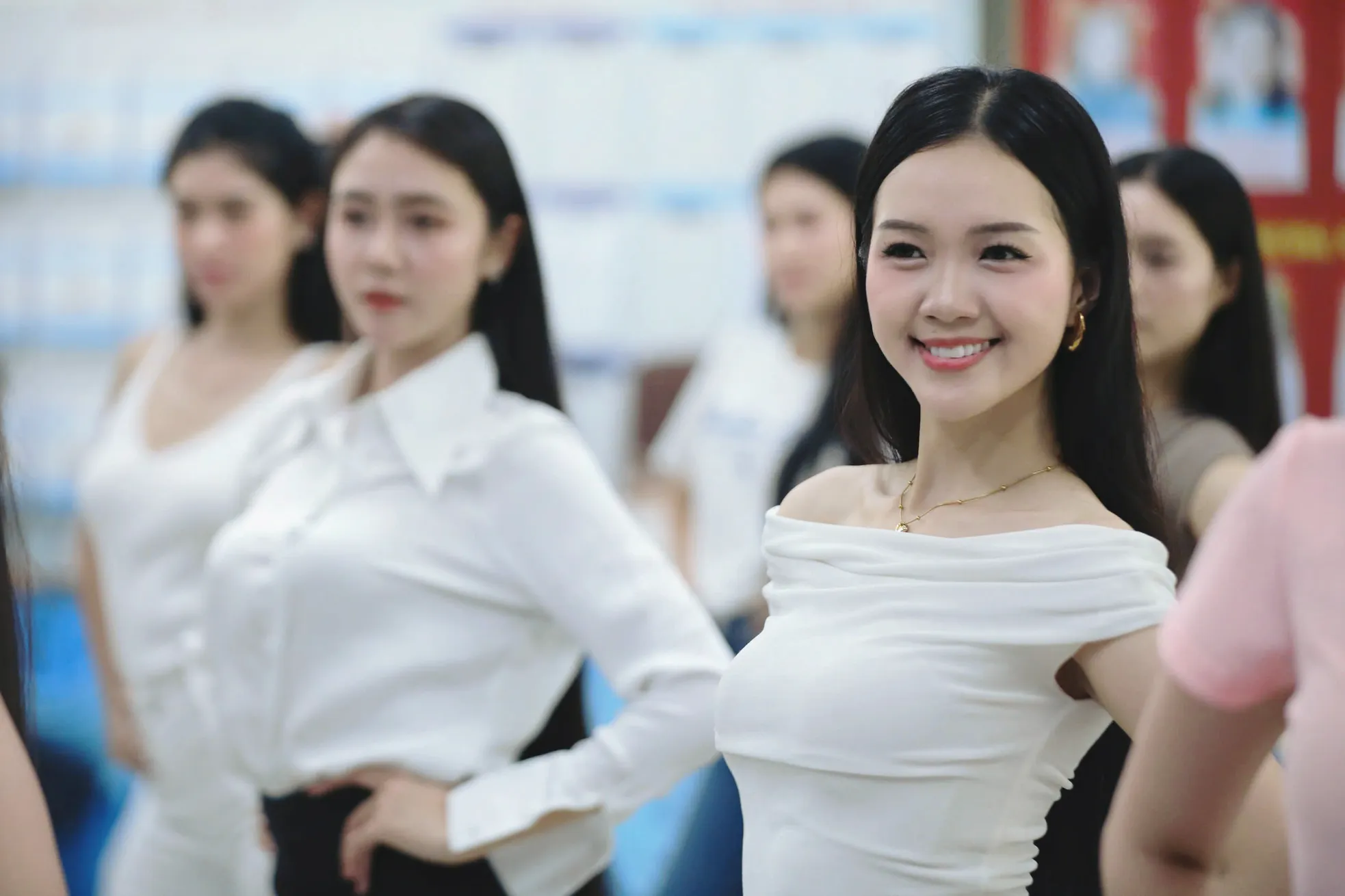 Thí sinh Hoa hậu Việt Nam khoe eo thon trên sàn tập ảnh 2