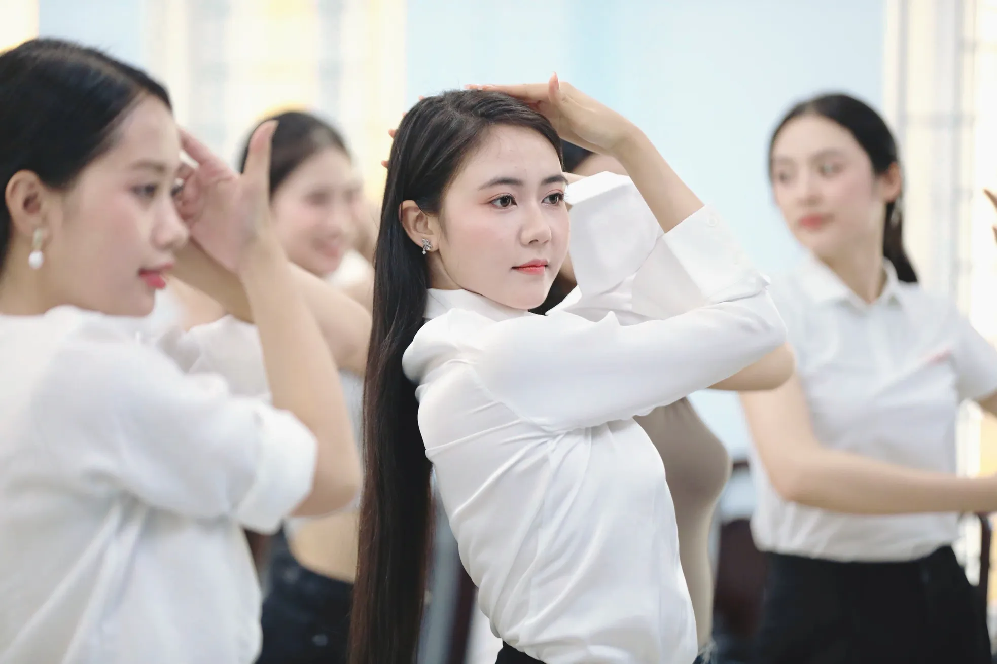 Thí sinh Hoa hậu Việt Nam khoe eo thon trên sàn tập ảnh 3