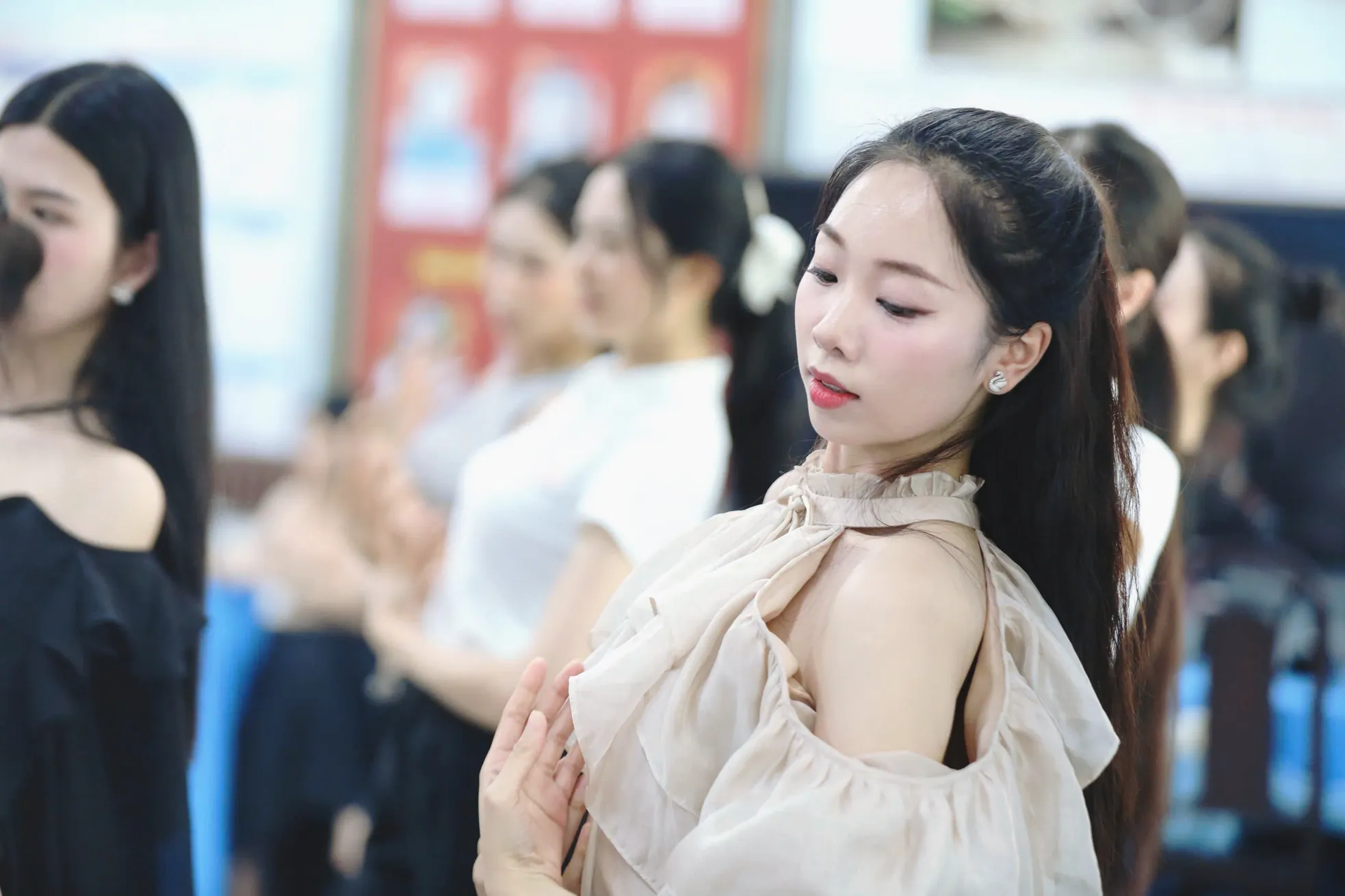 Thí sinh Hoa hậu Việt Nam khoe eo thon trên sàn tập ảnh 23