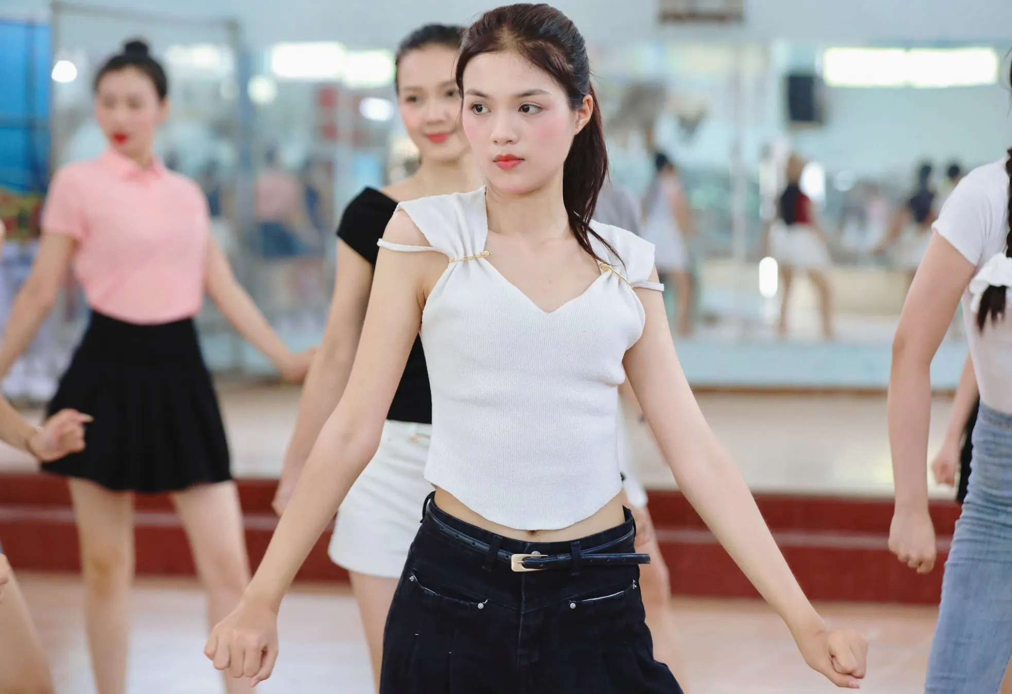 Cận nhan sắc 25 thí sinh Hoa hậu Việt Nam trước chung kết ảnh 14