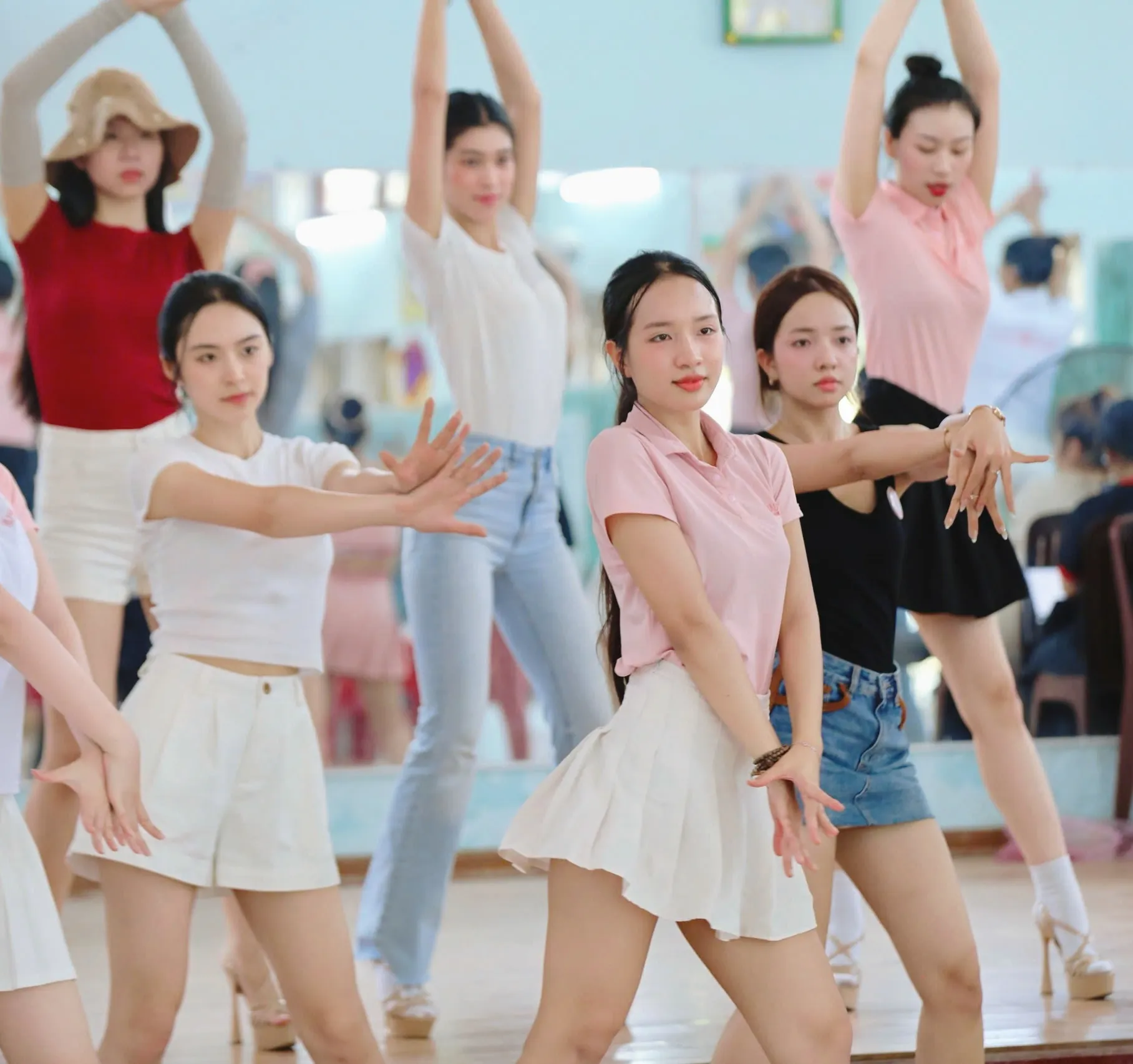Cận nhan sắc 25 thí sinh Hoa hậu Việt Nam trước chung kết ảnh 23
