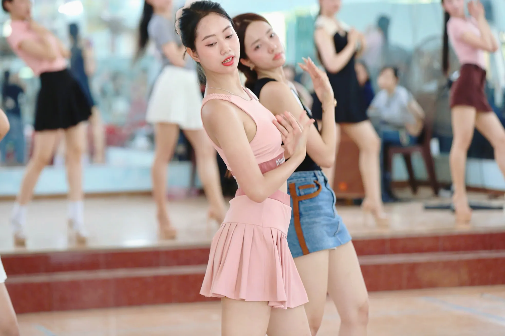 Cận nhan sắc 25 thí sinh Hoa hậu Việt Nam trước chung kết ảnh 12