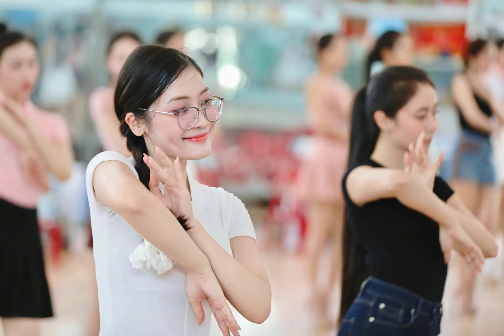 Cận nhan sắc 25 thí sinh Hoa hậu Việt Nam trước chung kết ảnh 10