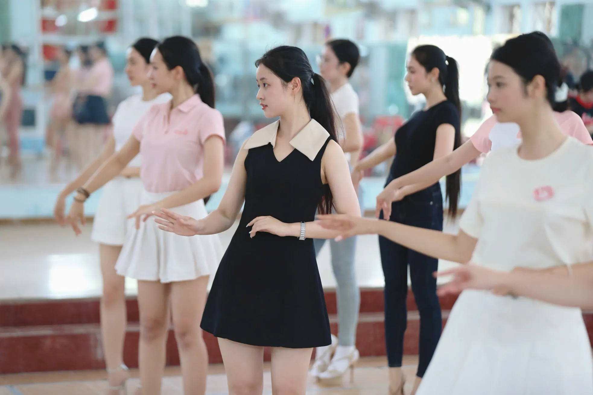 Cận nhan sắc 25 thí sinh Hoa hậu Việt Nam trước chung kết ảnh 24