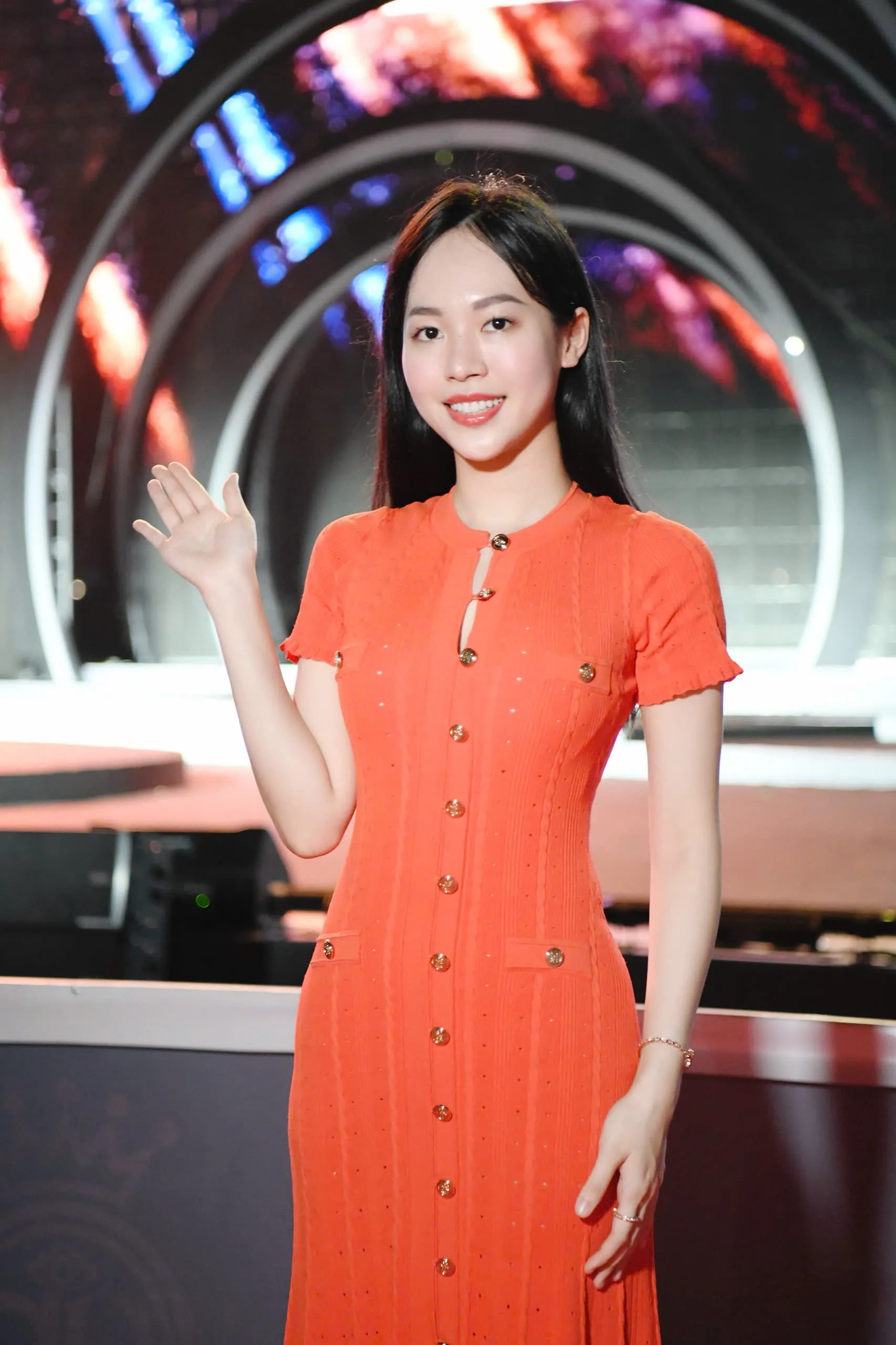 Hoa hậu Đỗ Thị Hà hội ngộ Á hậu Trịnh Thùy Linh, Ngọc Hằng ảnh 7