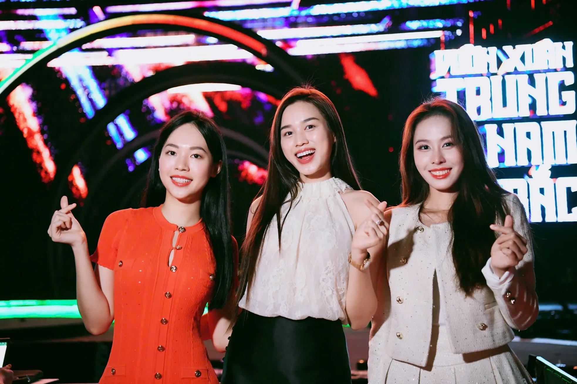 Hoa hậu Đỗ Thị Hà hội ngộ Á hậu Trịnh Thùy Linh, Ngọc Hằng ảnh 1