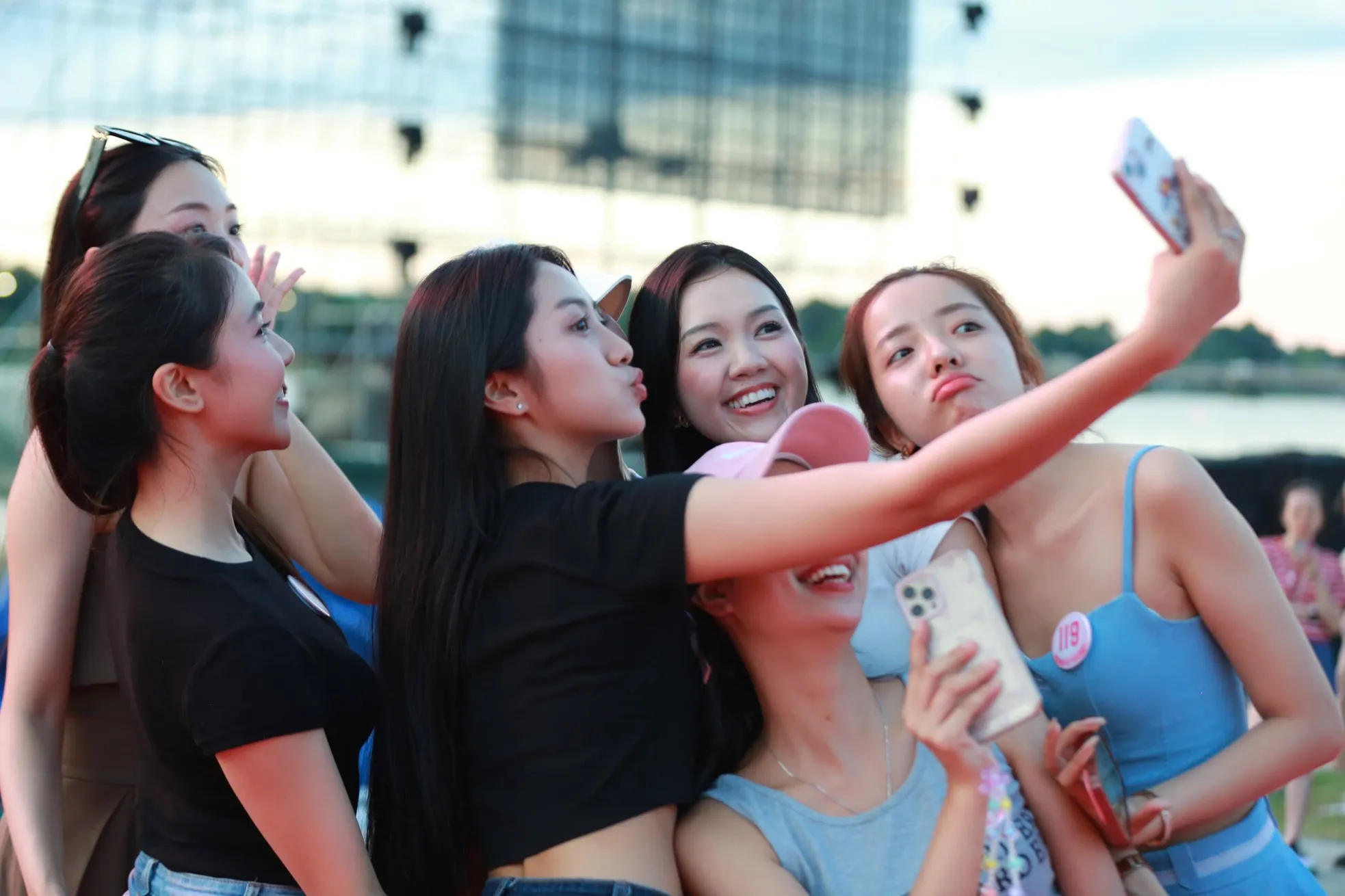 Khoảnh khắc đáng nhớ ở hậu trường Hoa hậu Việt Nam ảnh 7