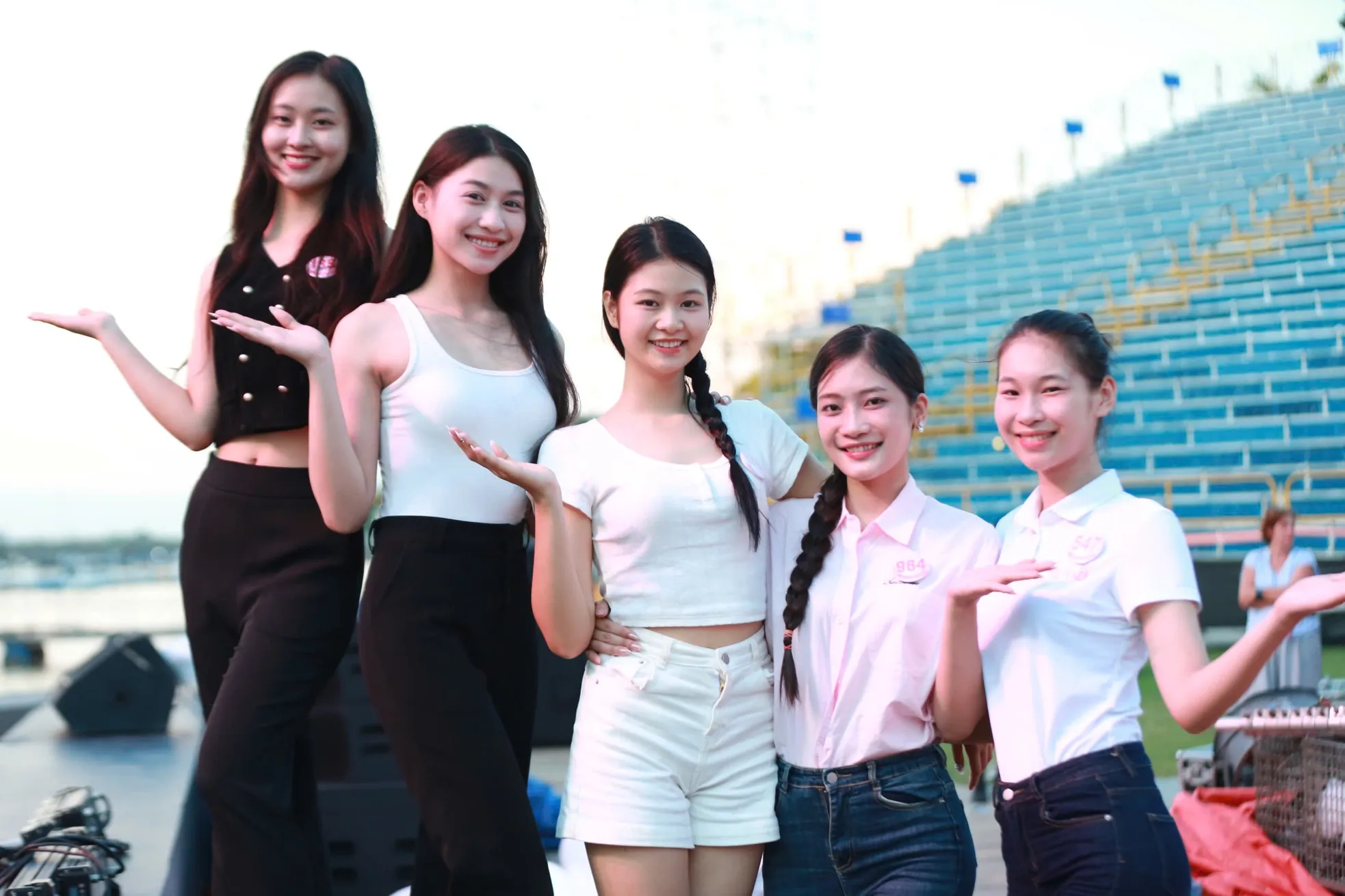 Khoảnh khắc đáng nhớ ở hậu trường Hoa hậu Việt Nam ảnh 3