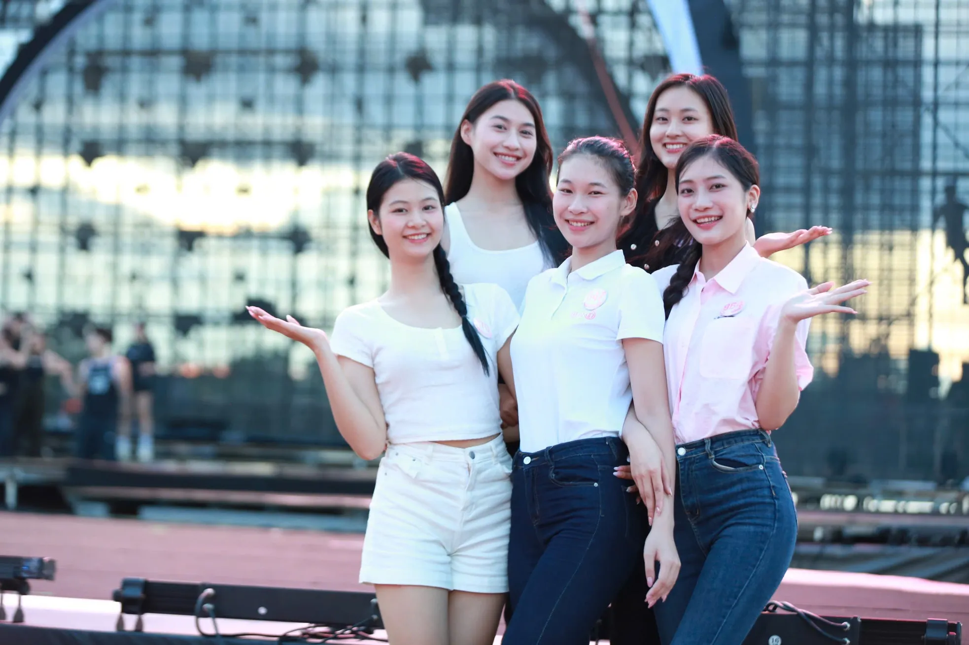 Khoảnh khắc đáng nhớ ở hậu trường Hoa hậu Việt Nam ảnh 4
