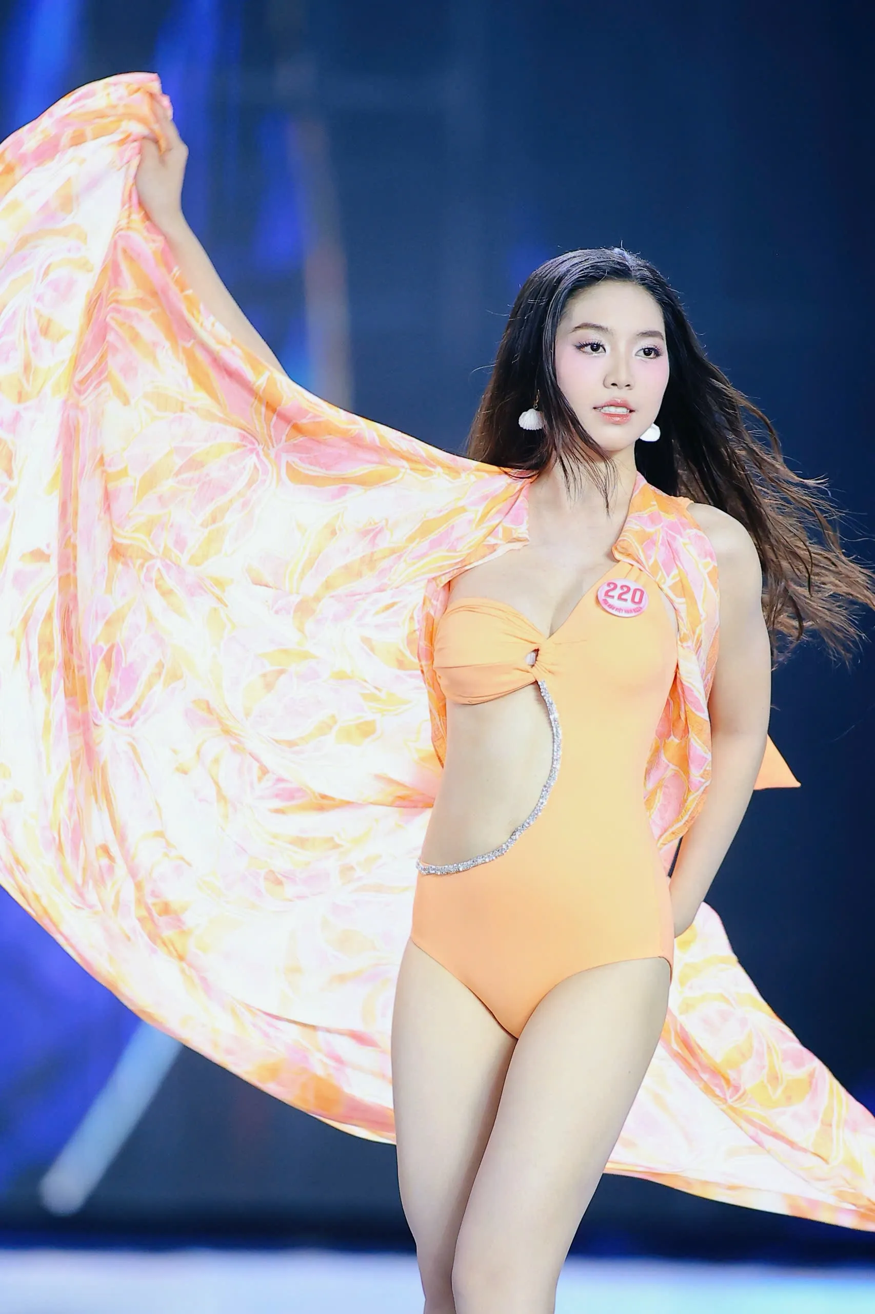 Màn trình diễn bikini khiến Hoa hậu Hà Trúc Linh và Á hậu Châu Anh tiếc nuối  ảnh 9