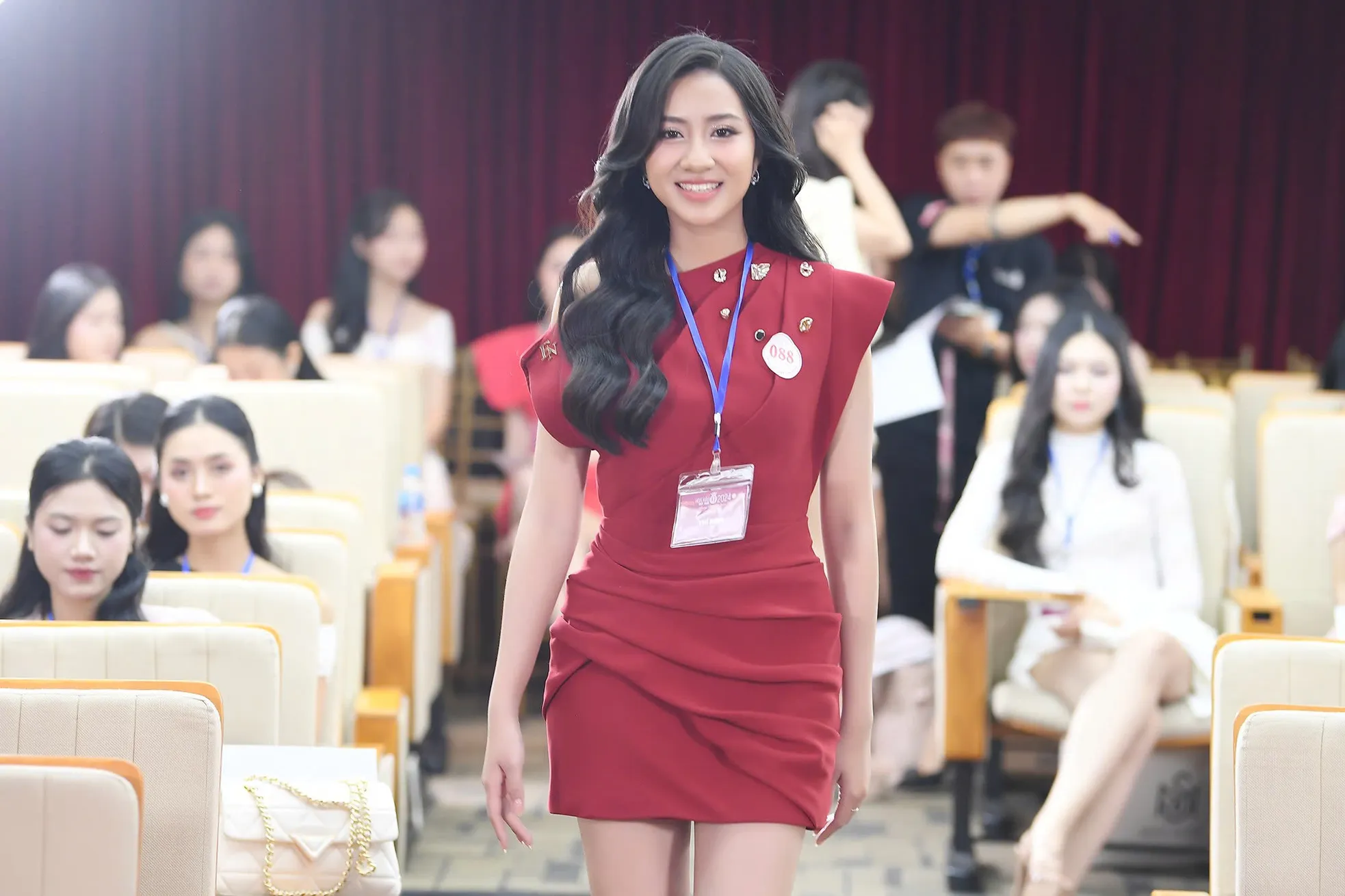 Loạt ảnh Hà Trúc Linh ở sơ khảo Hoa hậu Việt Nam gây sốt trở lại ảnh 8