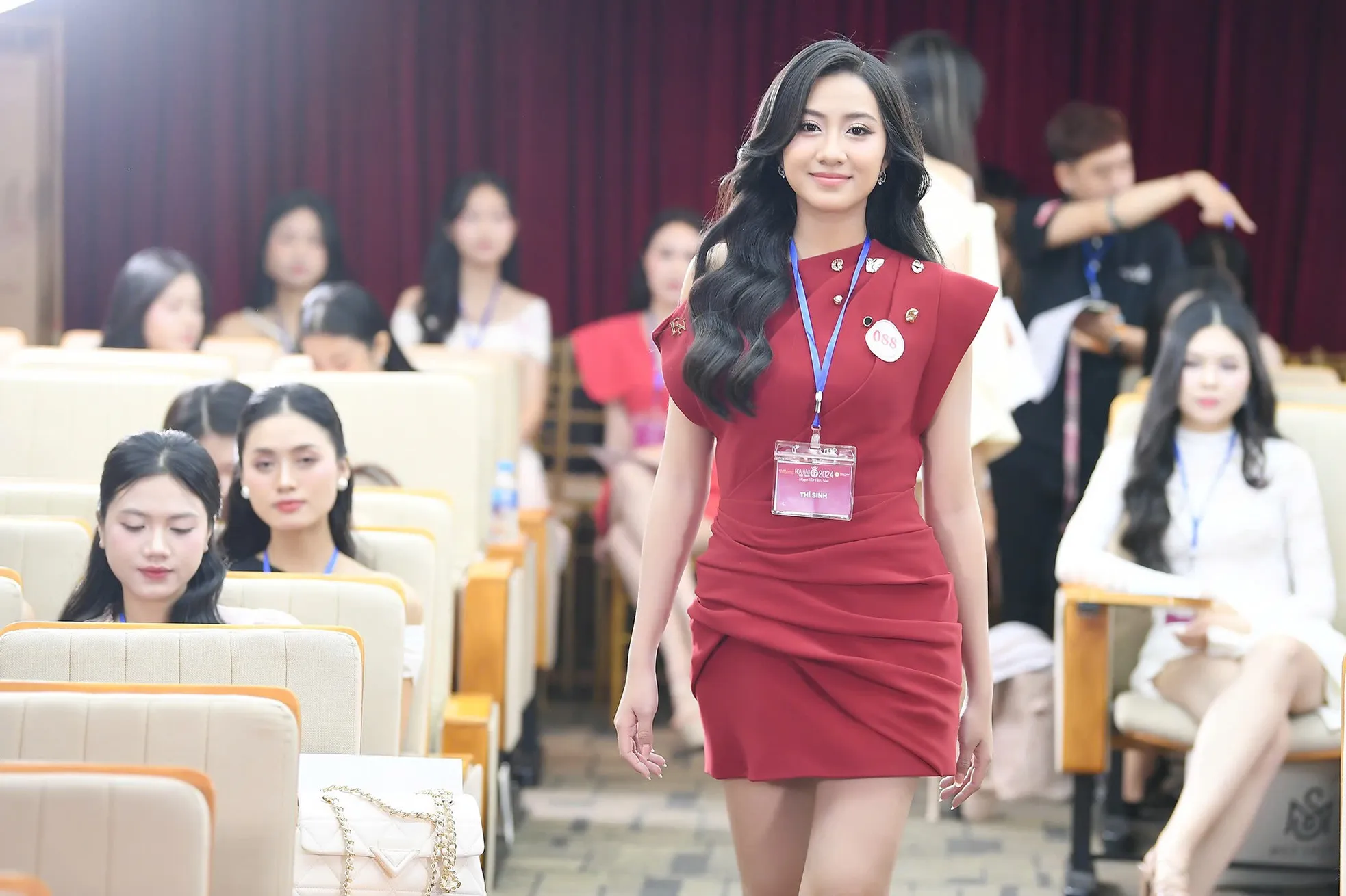 Loạt ảnh Hà Trúc Linh ở sơ khảo Hoa hậu Việt Nam gây sốt trở lại ảnh 7