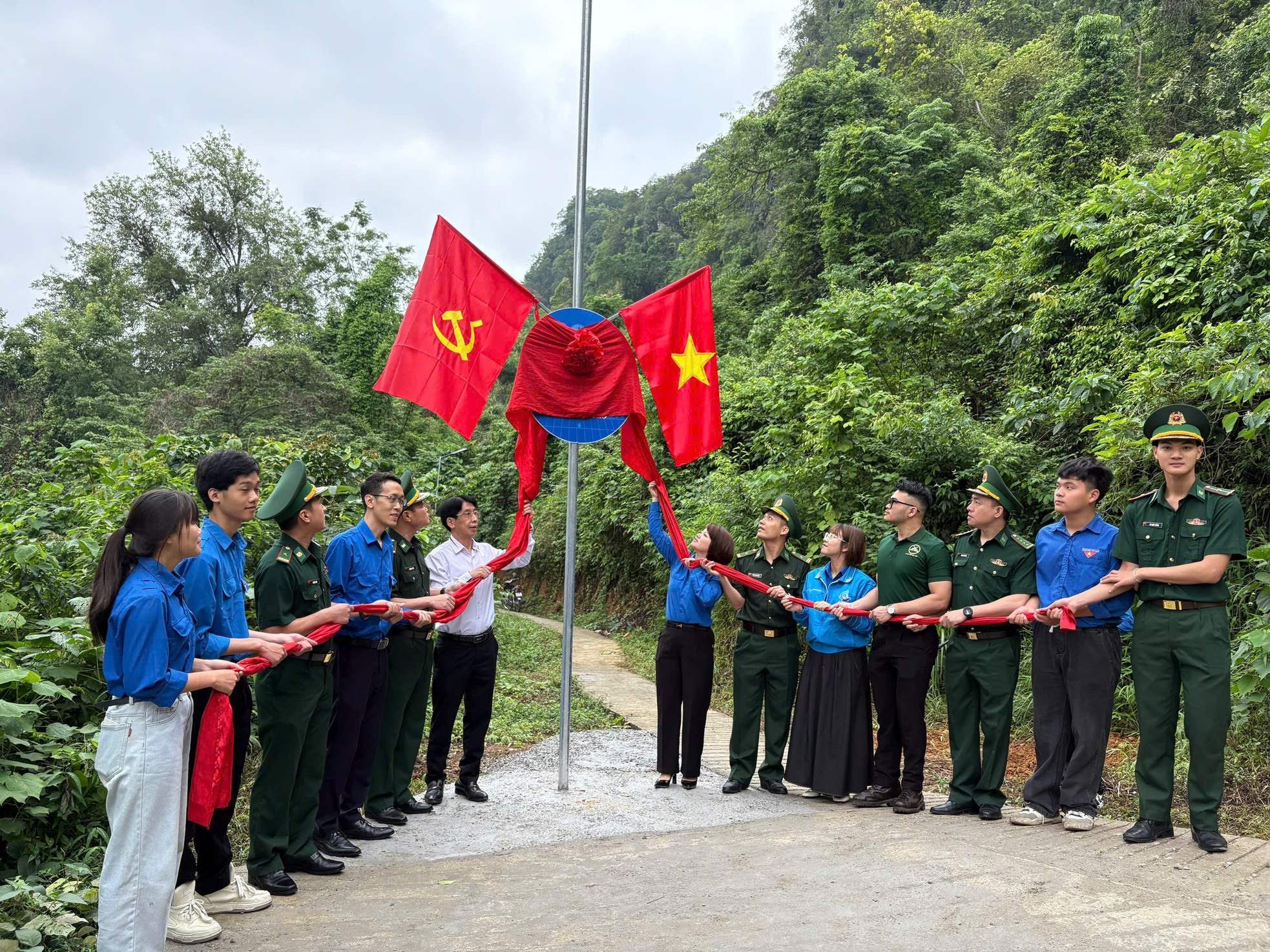 Hàng trăm công nhân được khám bệnh miễn phí ảnh 11