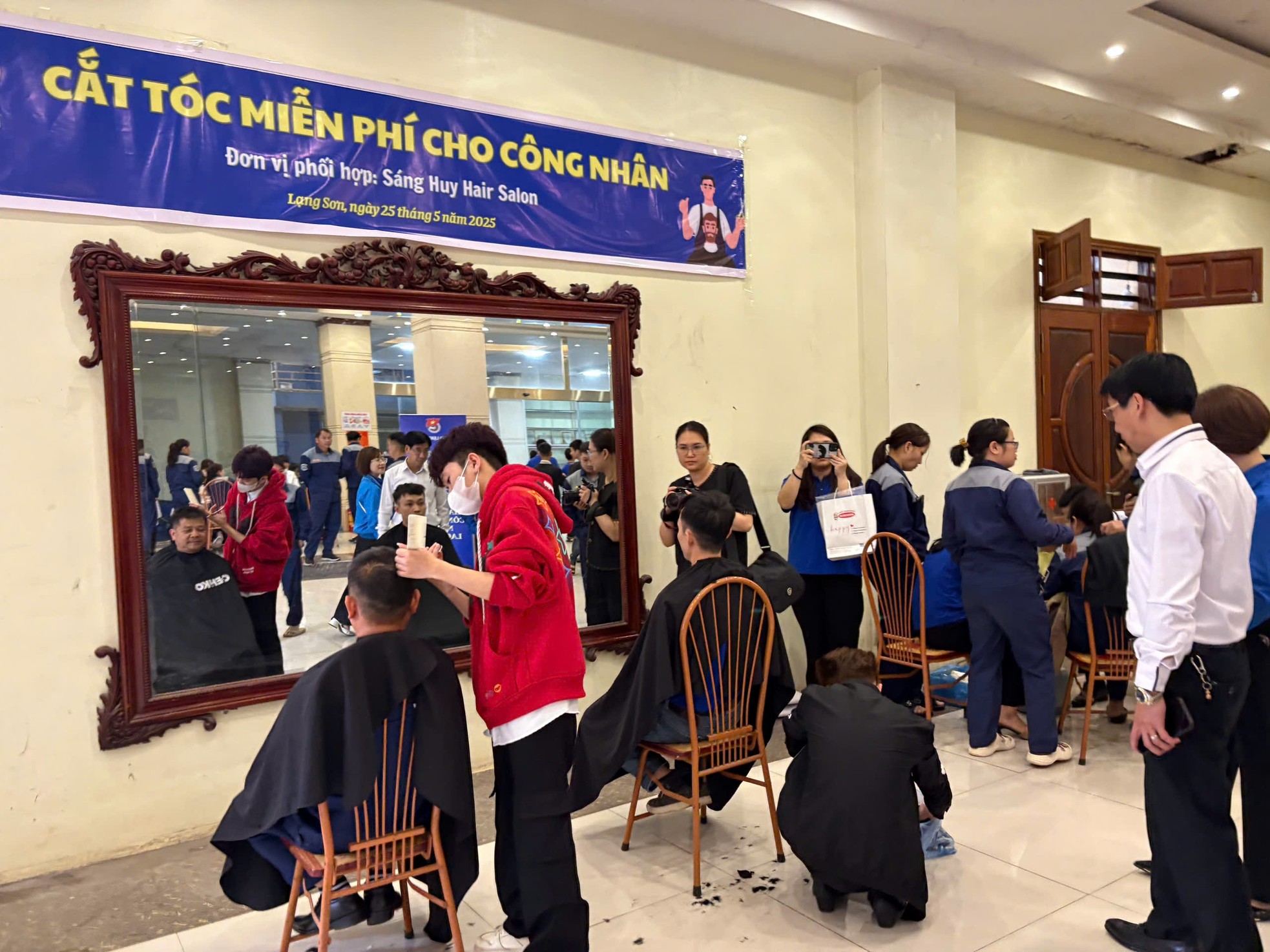 Hàng trăm công nhân được khám bệnh miễn phí ảnh 9