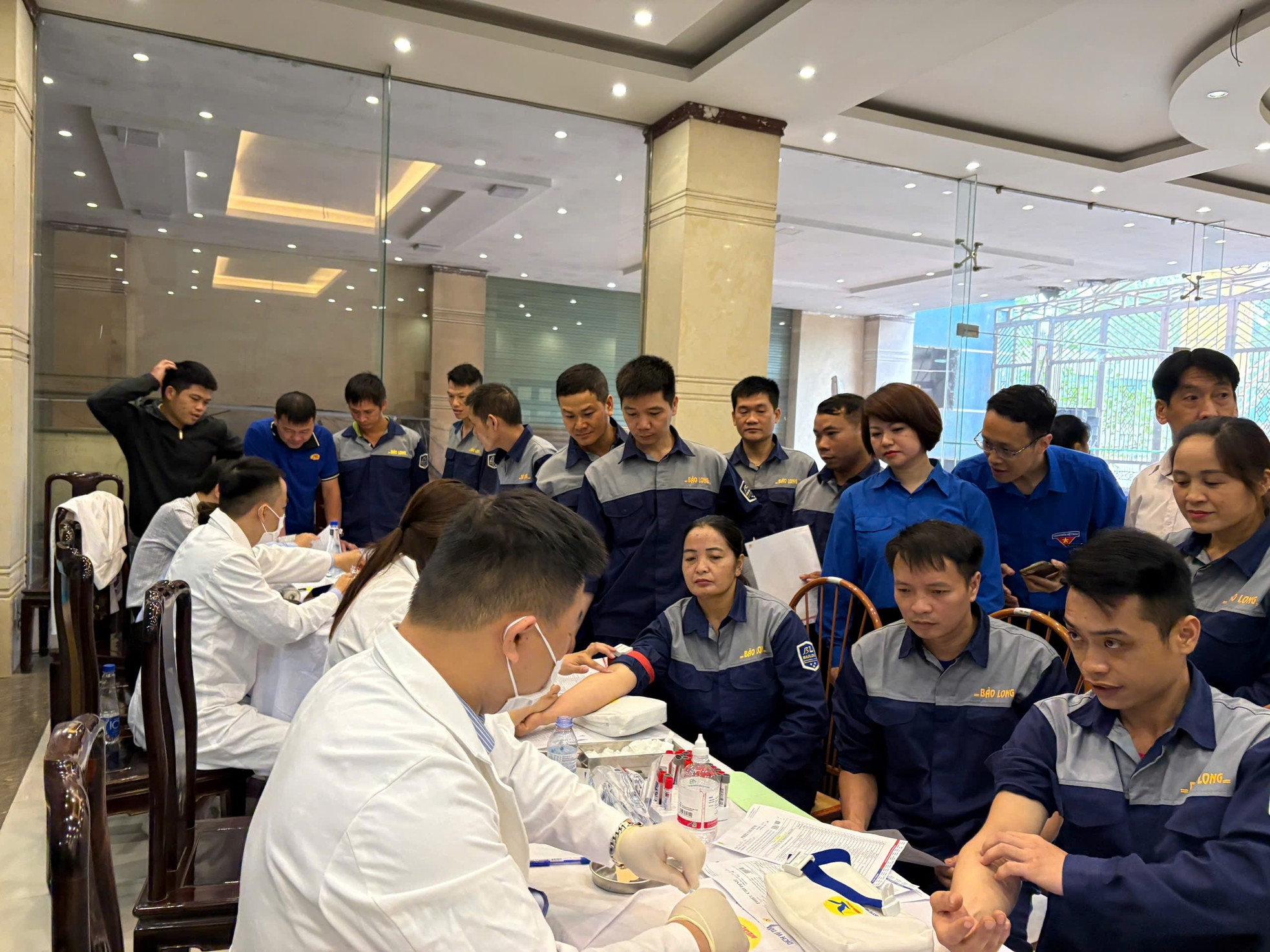 Hàng trăm công nhân được khám bệnh miễn phí ảnh 8