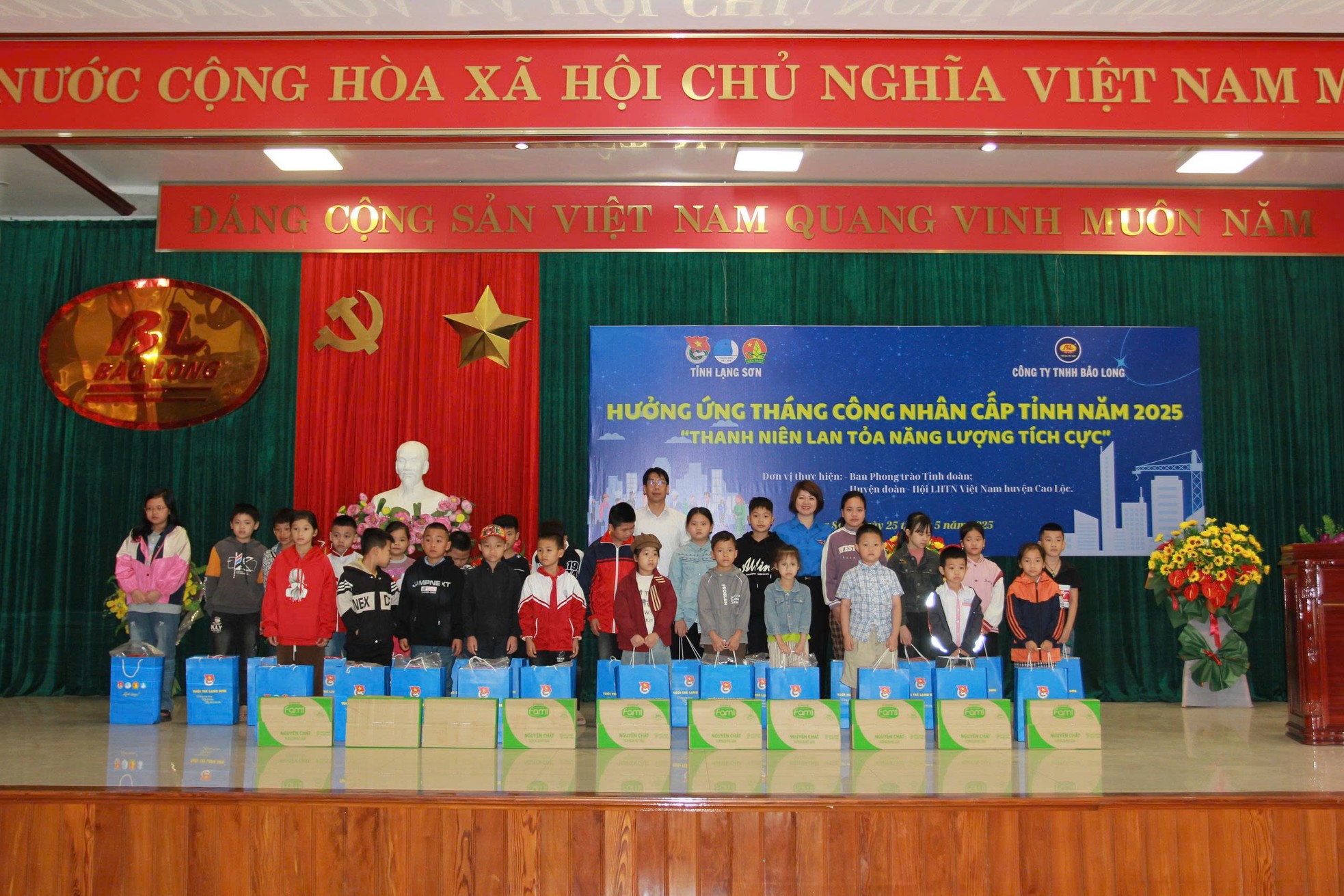 Hàng trăm công nhân được khám bệnh miễn phí ảnh 10