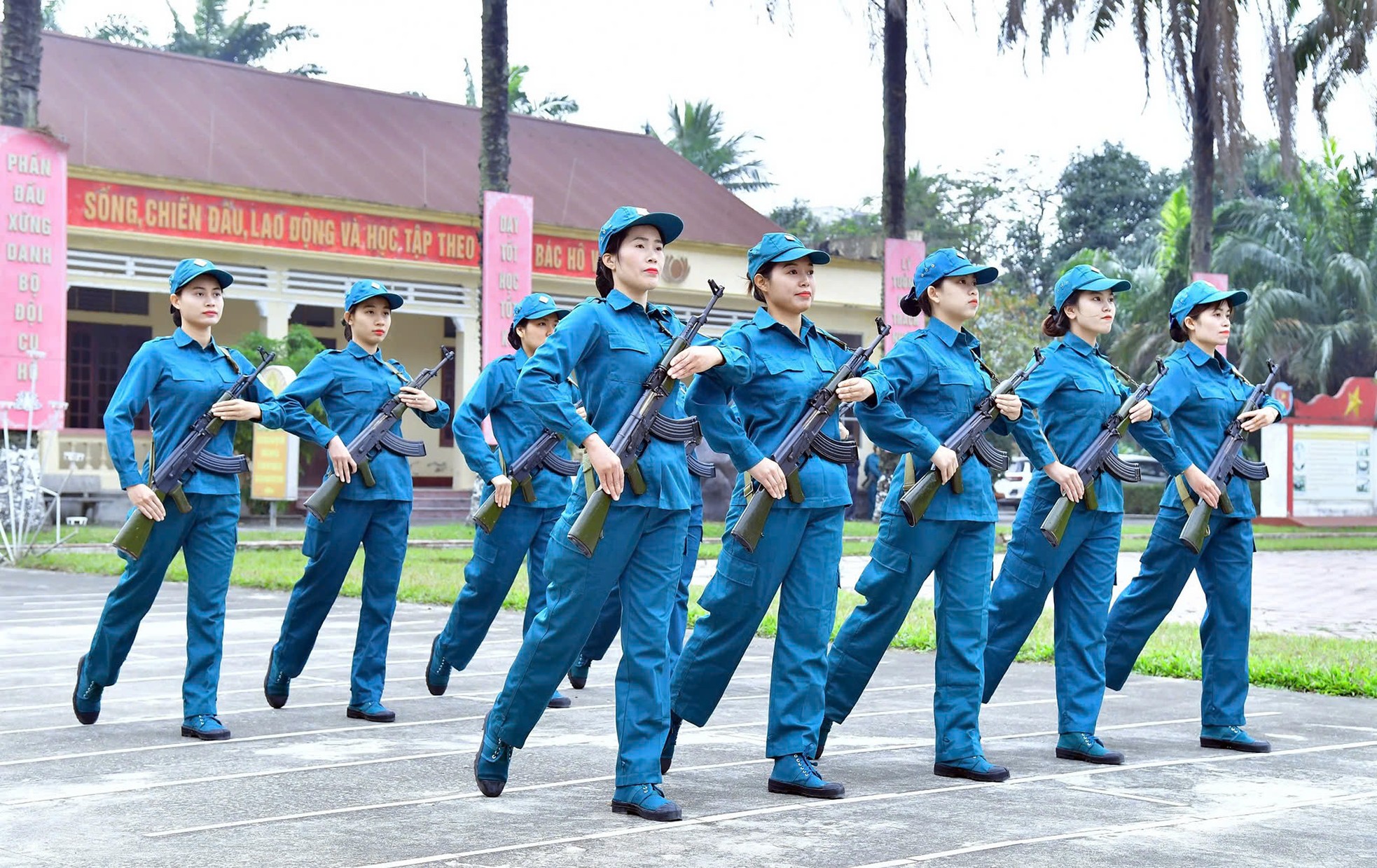 Ngắm những 'bóng hồng' dân quân tập luyện diễu binh, diễu hành ảnh 3