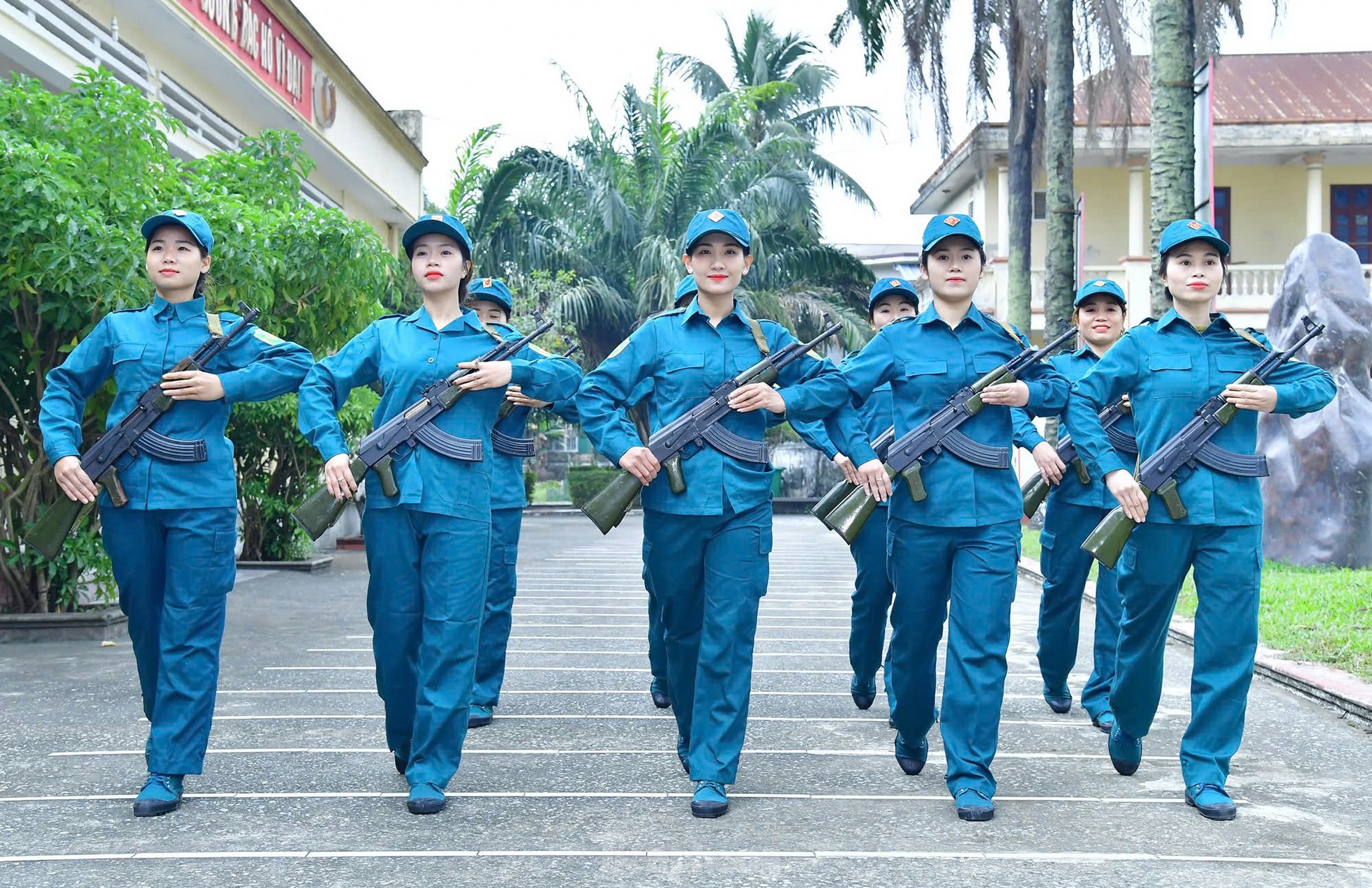 Ngắm những 'bóng hồng' dân quân tập luyện diễu binh, diễu hành ảnh 4