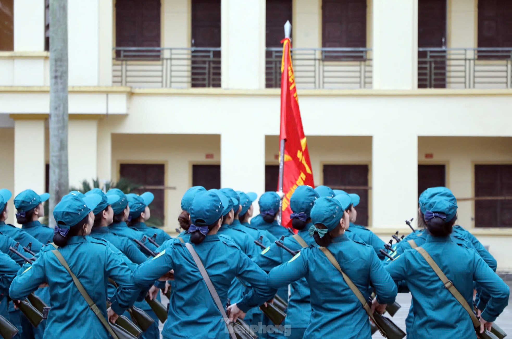 Ngắm những 'bóng hồng' dân quân tập luyện diễu binh, diễu hành ảnh 10