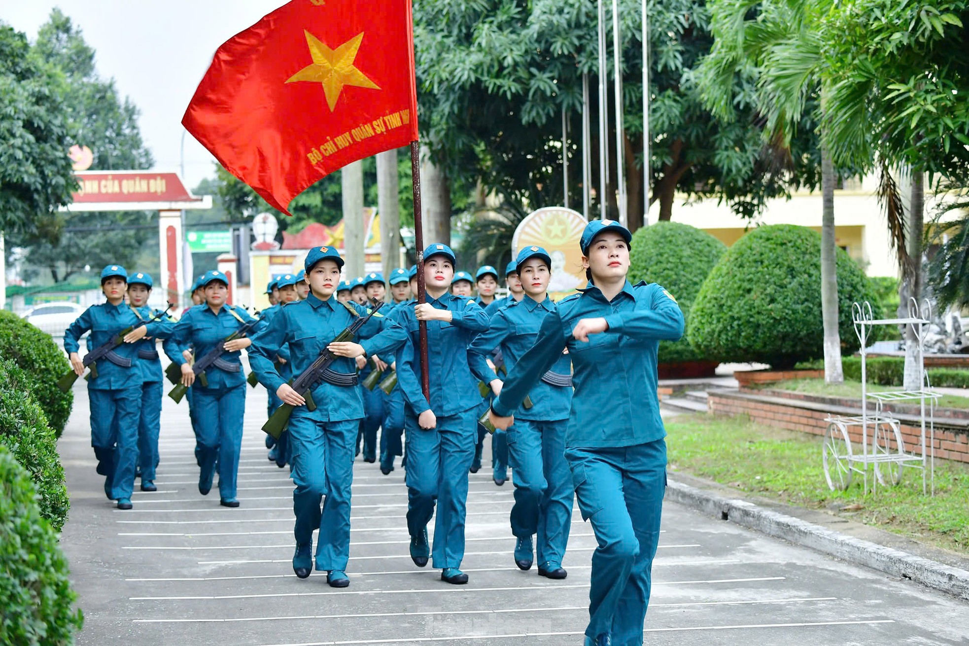 Ngắm những 'bóng hồng' dân quân tập luyện diễu binh, diễu hành ảnh 9