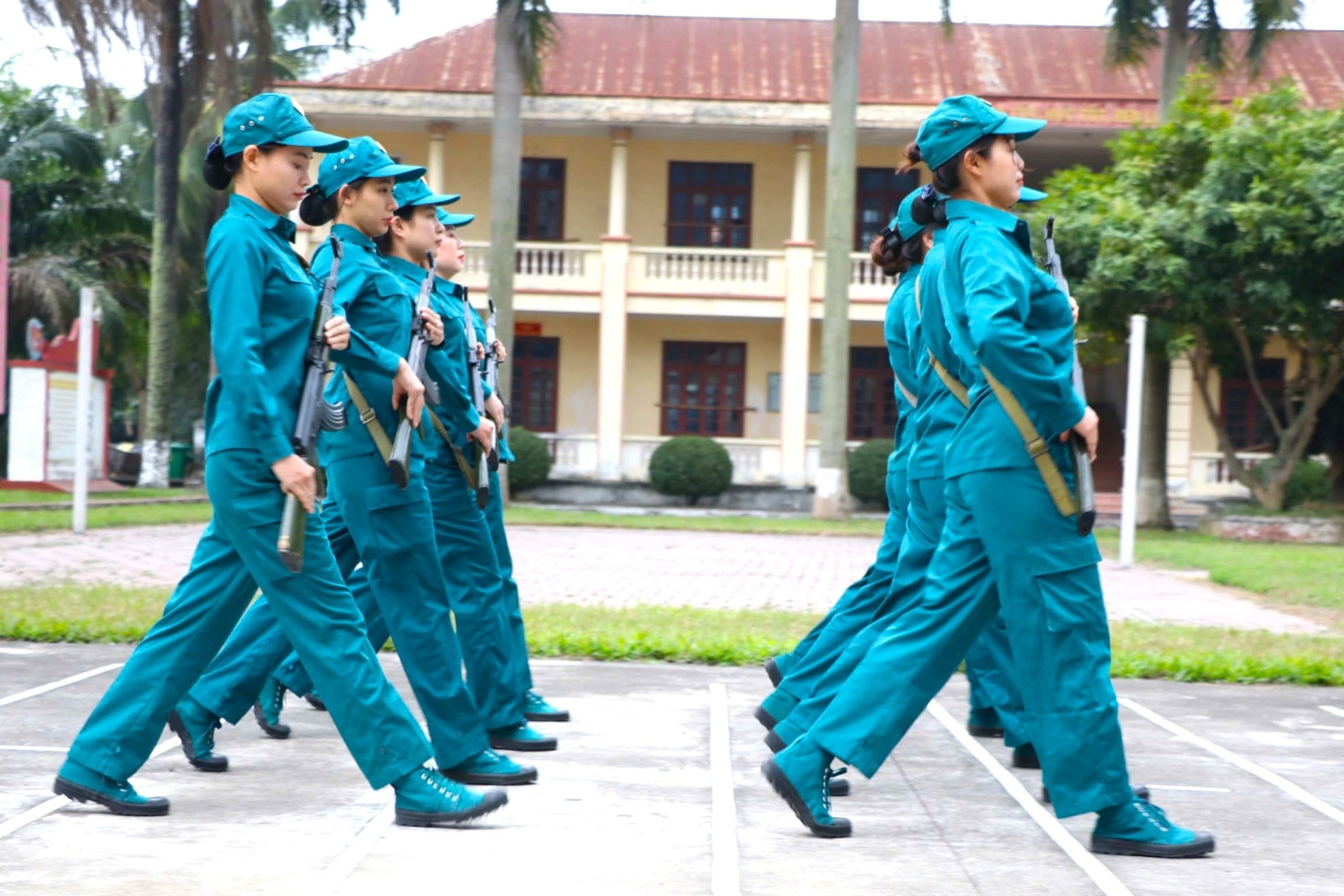 Ngắm những 'bóng hồng' dân quân tập luyện diễu binh, diễu hành ảnh 5