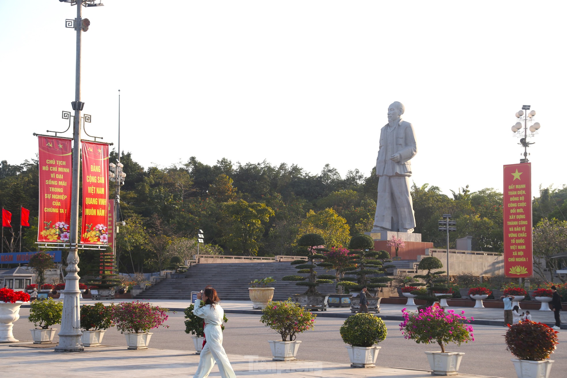 Phố phường thành Vinh rực rỡ cờ hoa chào mừng 95 năm ngày thành lập Đảng ảnh 2