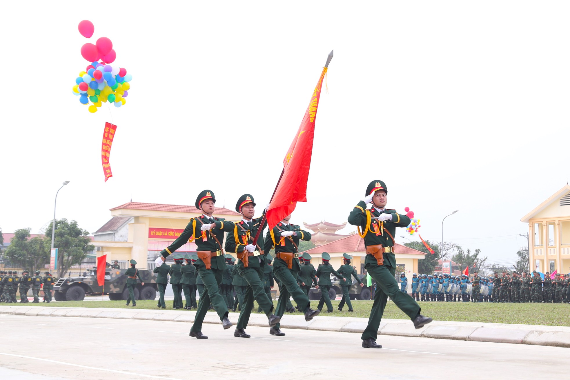 Xem lính đặc nhiệm dùng răng kéo ô tô, nằm trên bàn chông phá đá ảnh 5