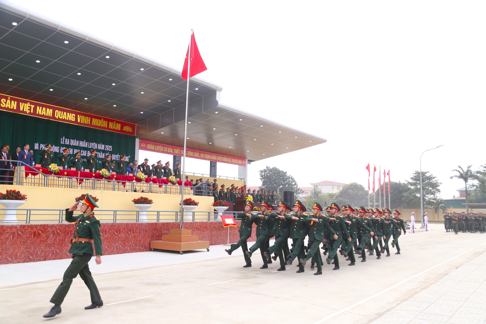 Xem lính đặc nhiệm dùng răng kéo ô tô, nằm trên bàn chông phá đá ảnh 6