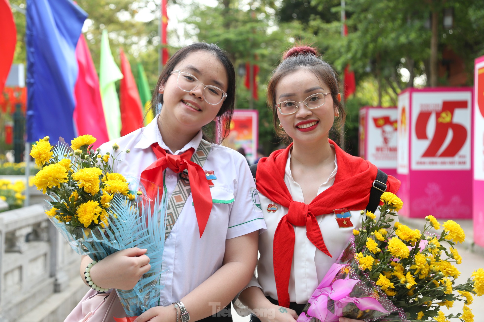 Hàng vạn người về quê Bác trong ngày giải phóng miền Nam, thống nhất đất nước ảnh 8