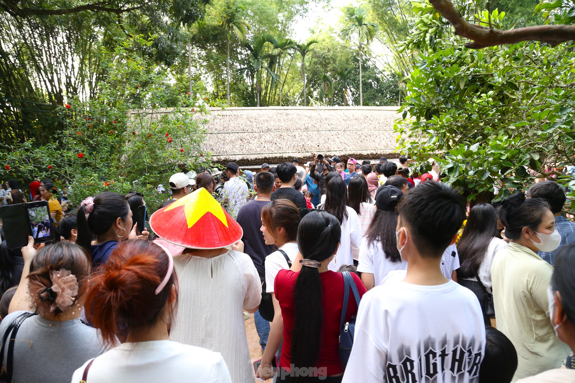 Hàng vạn người về quê Bác trong ngày giải phóng miền Nam, thống nhất đất nước ảnh 4