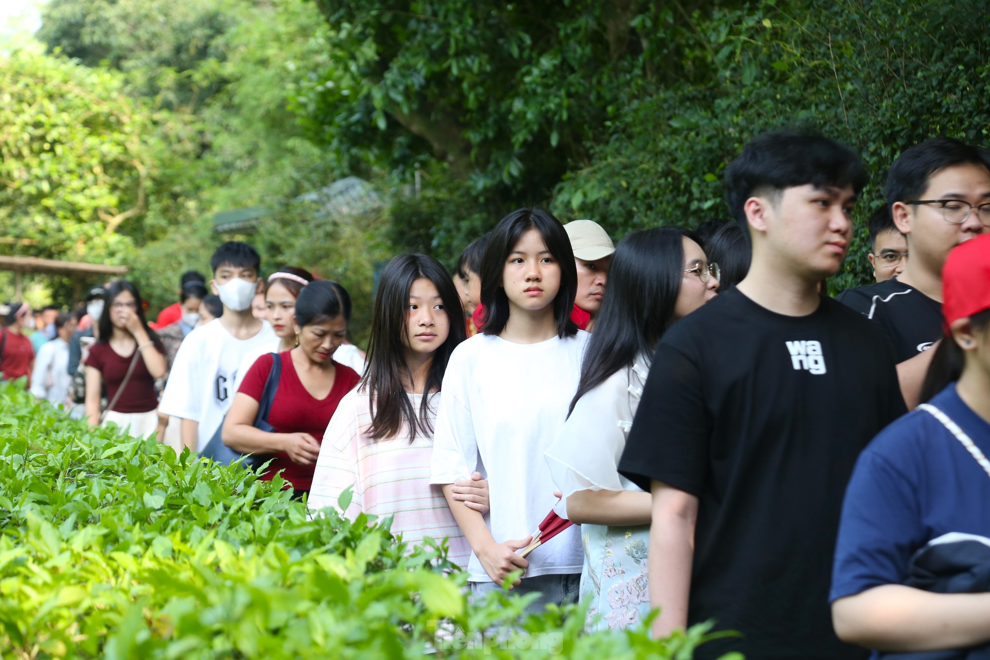 Hàng vạn người về quê Bác trong ngày giải phóng miền Nam, thống nhất đất nước ảnh 2