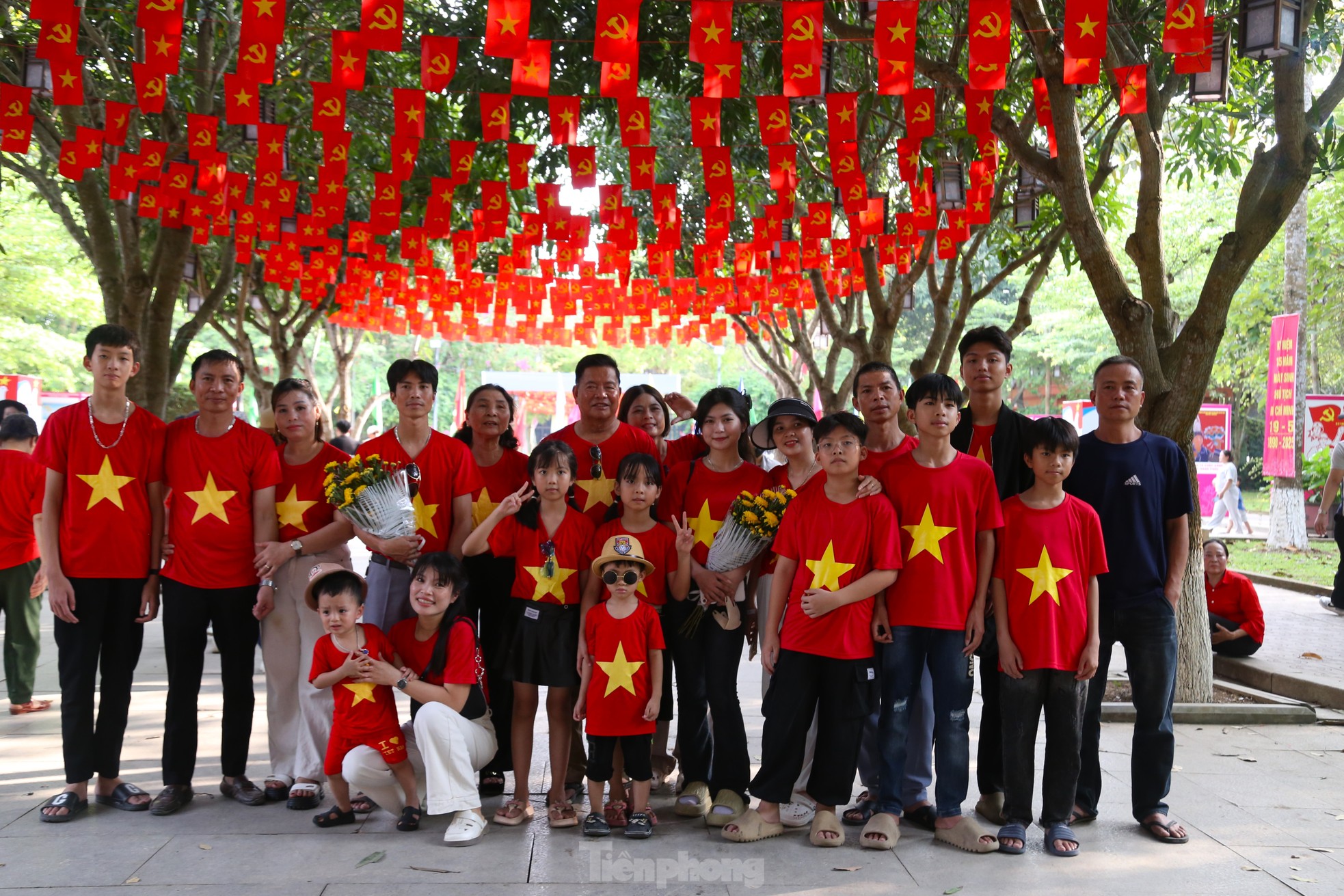 Hàng vạn người về quê Bác trong ngày giải phóng miền Nam, thống nhất đất nước ảnh 15