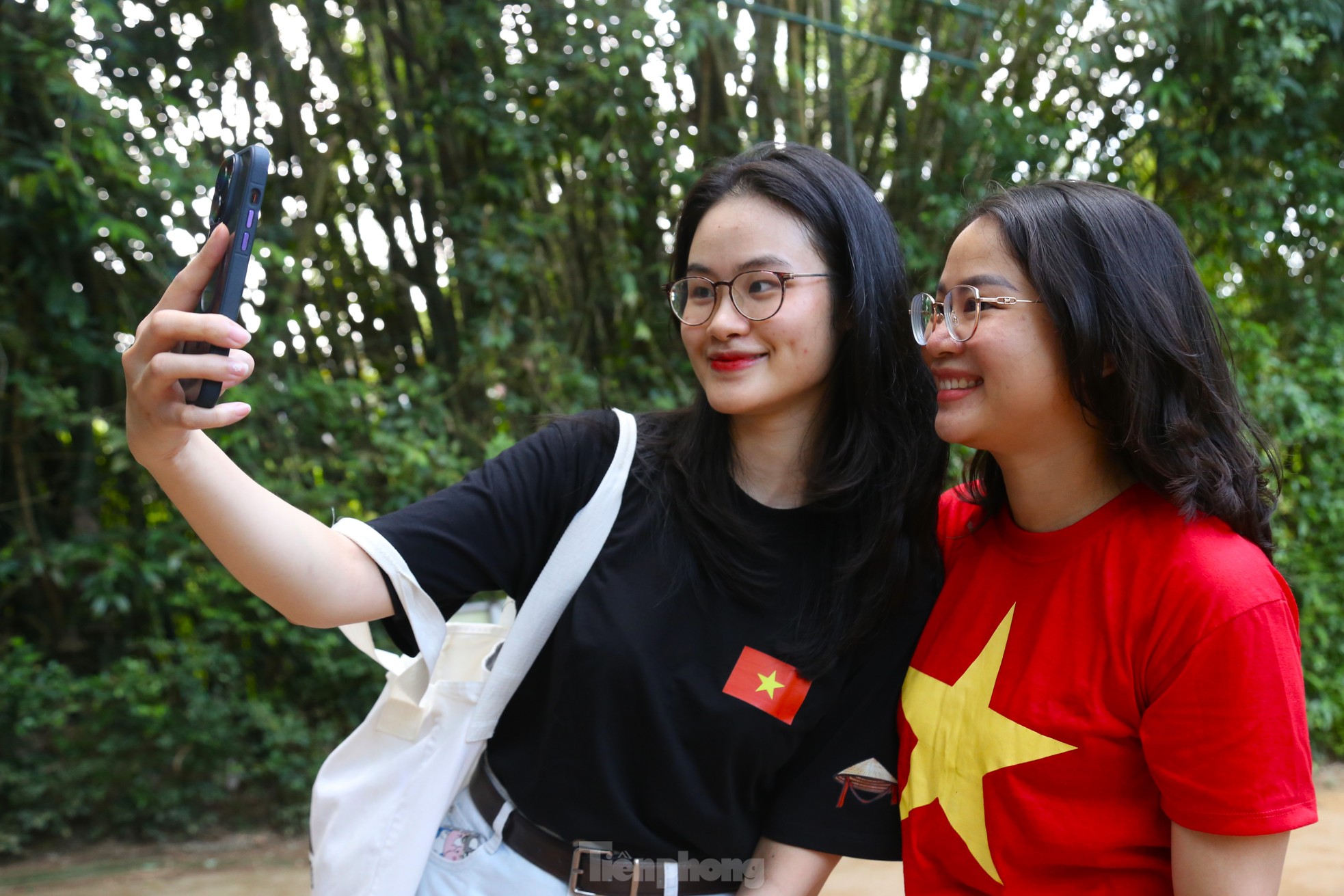 Hàng vạn người về quê Bác trong ngày giải phóng miền Nam, thống nhất đất nước ảnh 12