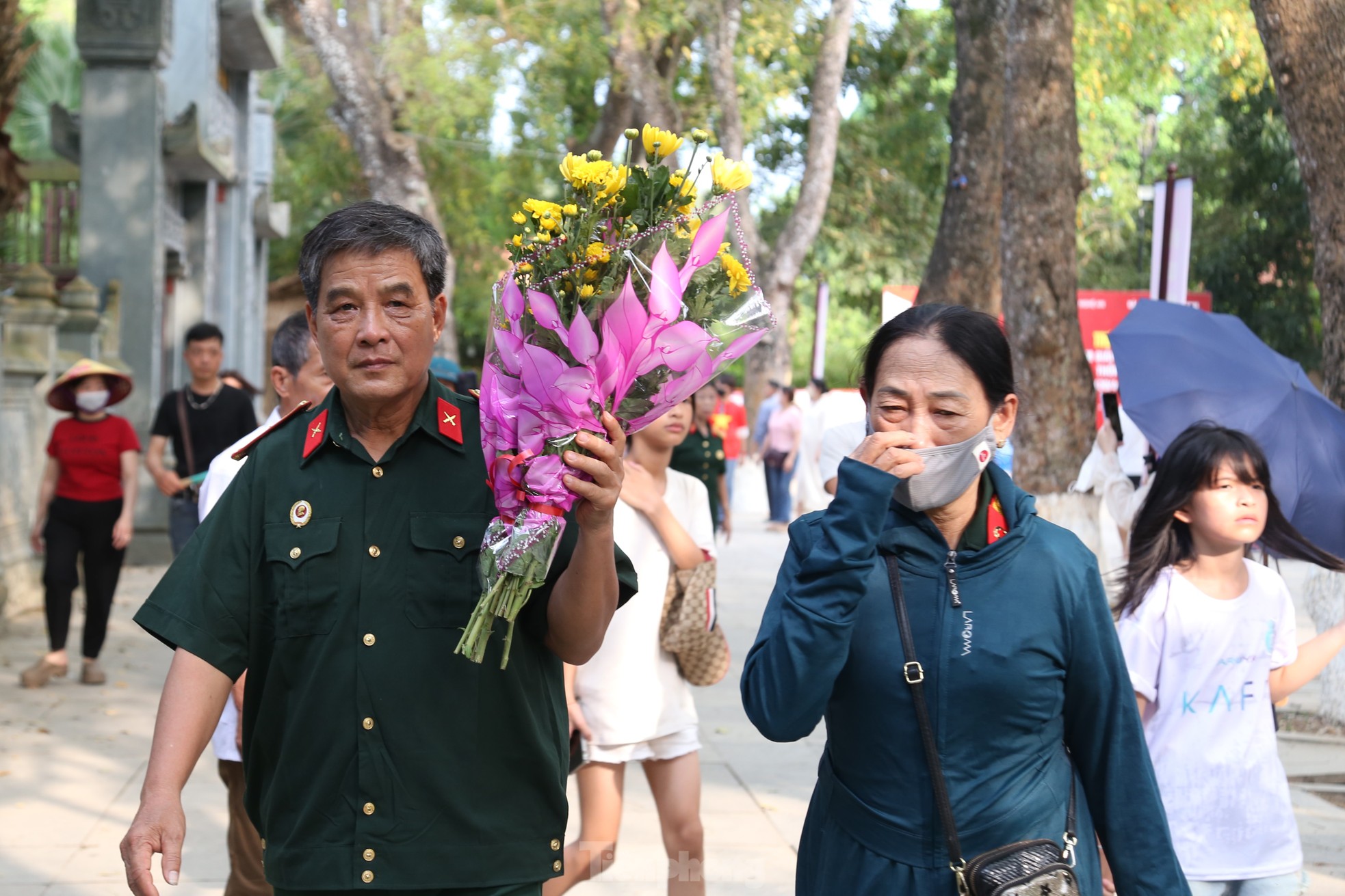Hàng vạn người về quê Bác trong ngày giải phóng miền Nam, thống nhất đất nước ảnh 3