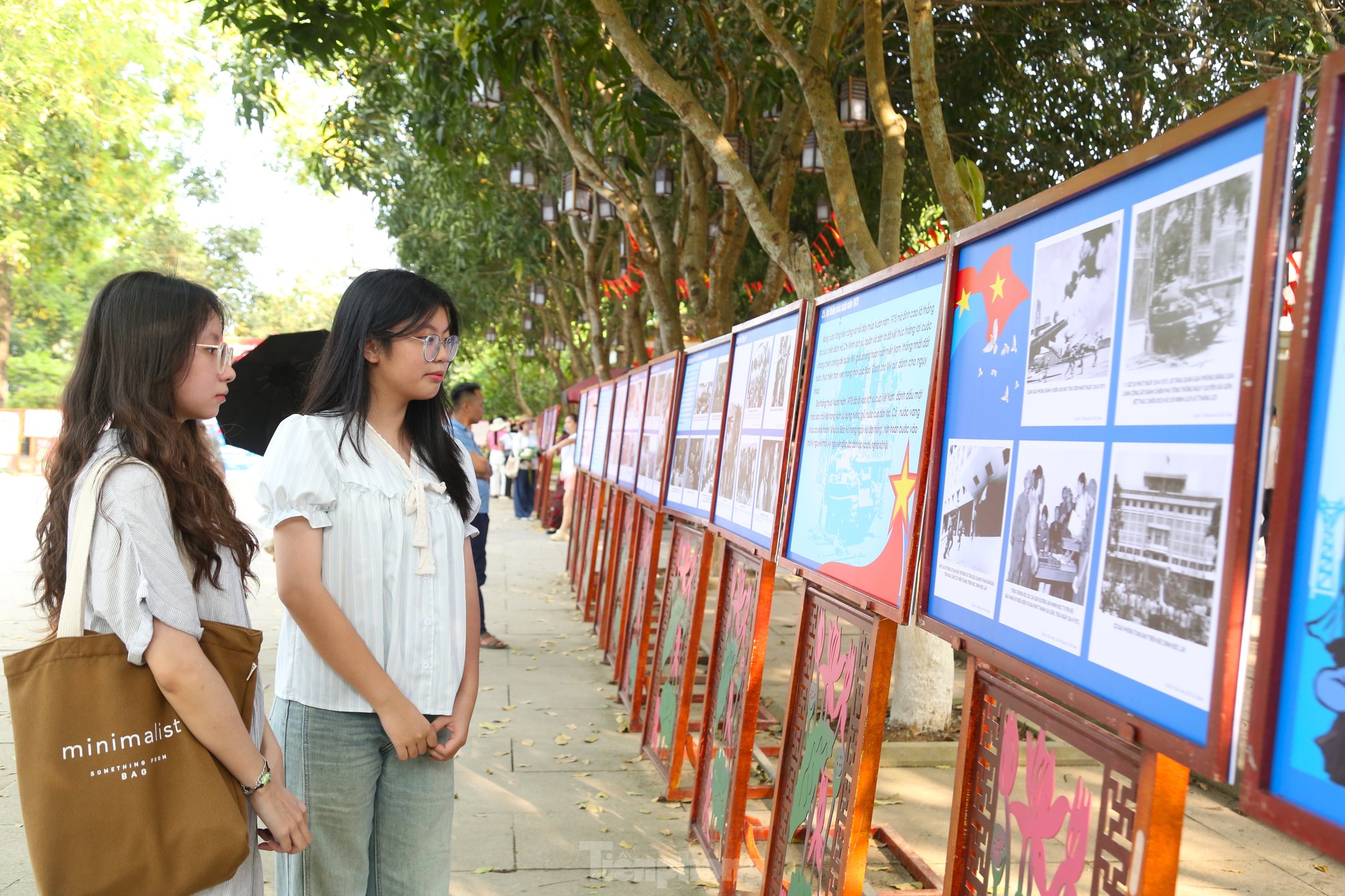 Hàng vạn người về quê Bác trong ngày giải phóng miền Nam, thống nhất đất nước ảnh 13