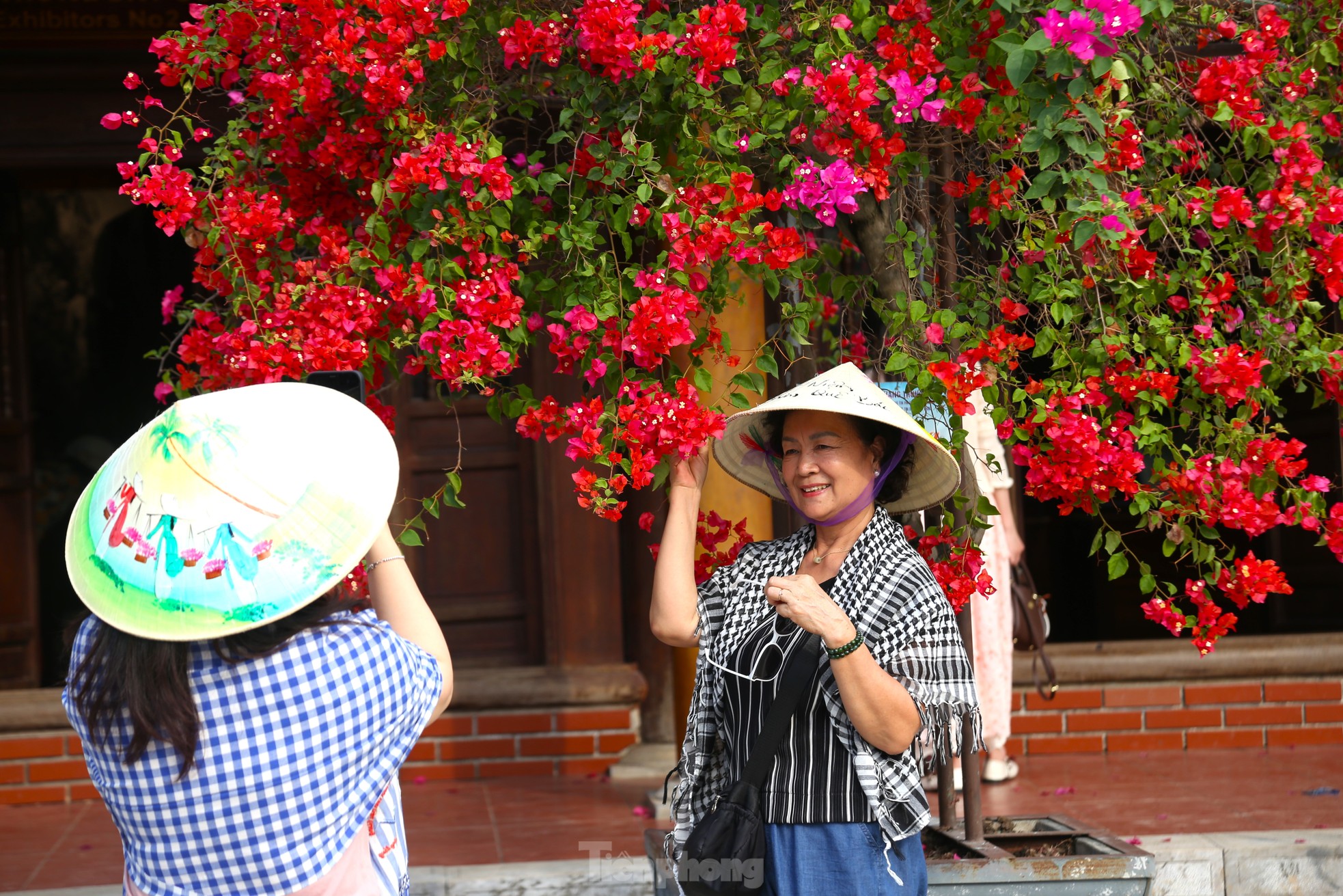 Hàng vạn người về quê Bác trong ngày giải phóng miền Nam, thống nhất đất nước ảnh 11