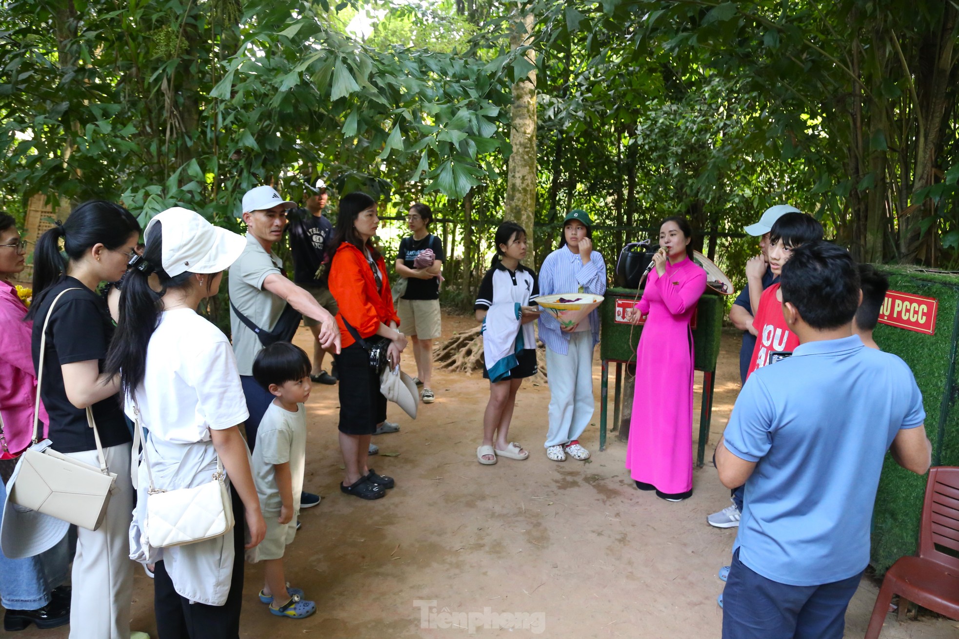 Hàng vạn người về quê Bác trong ngày giải phóng miền Nam, thống nhất đất nước ảnh 6