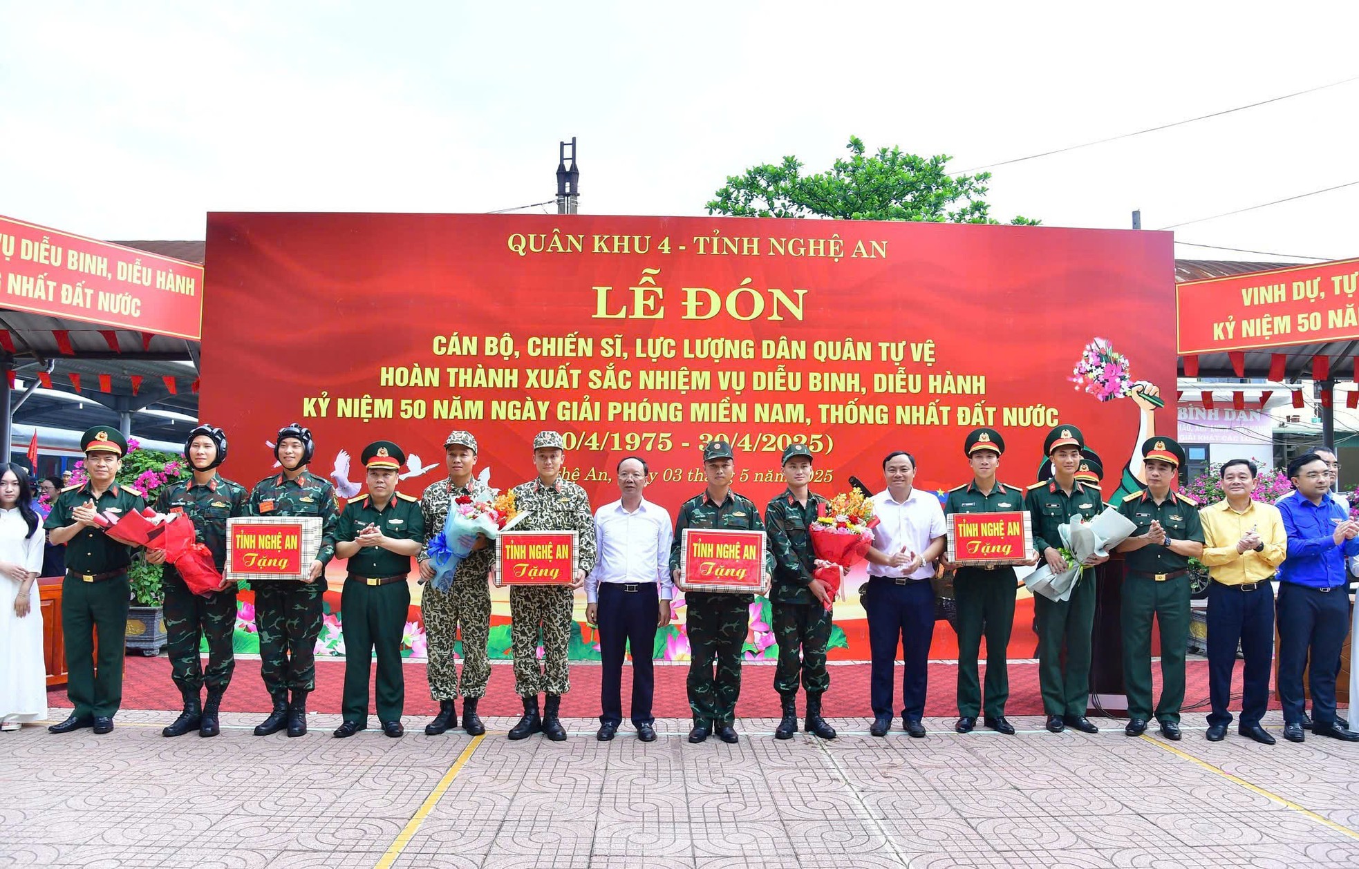 Lực lượng diễu binh, diễu hành trở về trong vòng tay đồng đội và người thân ảnh 9
