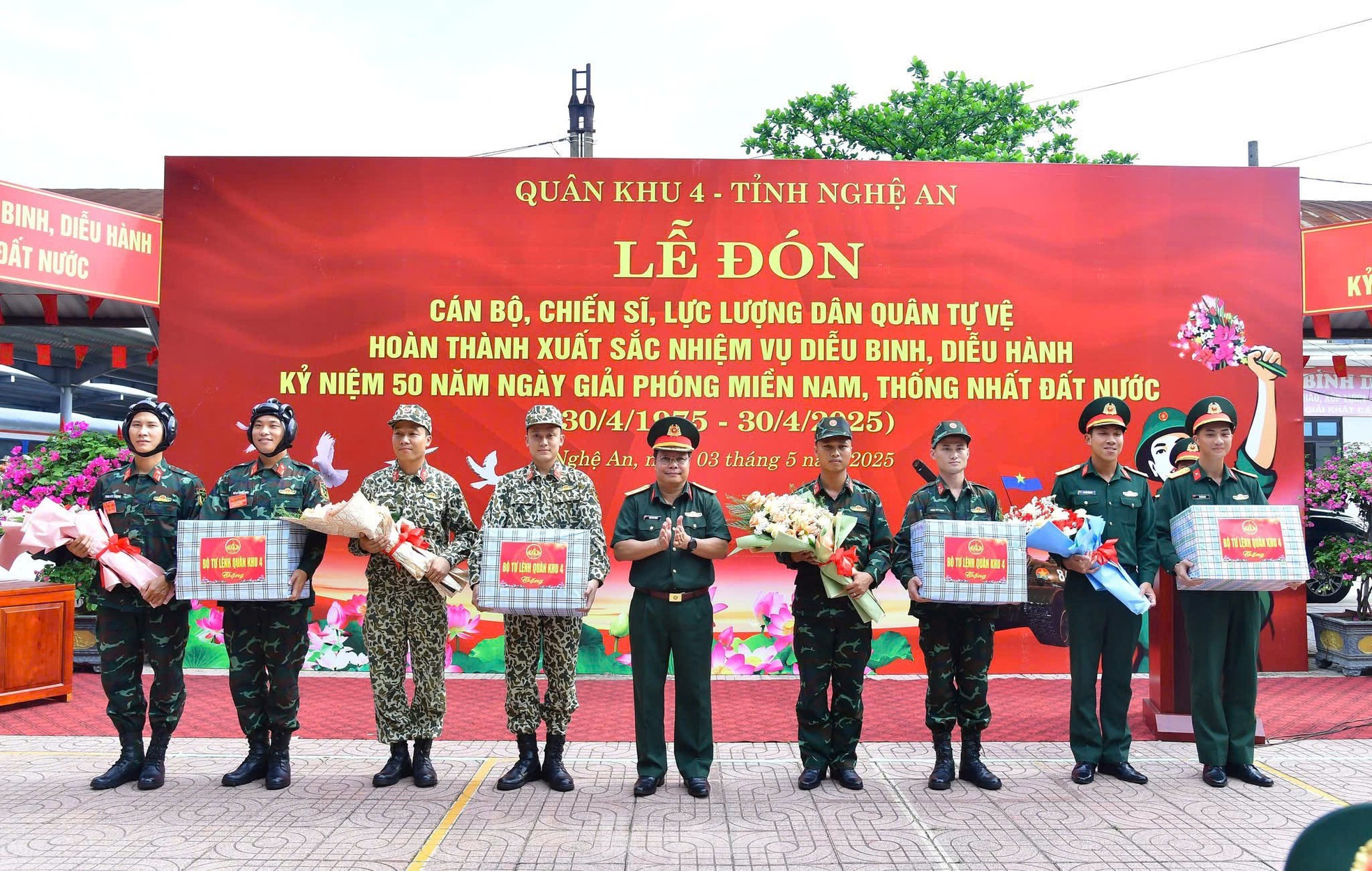 Lực lượng diễu binh, diễu hành trở về trong vòng tay đồng đội và người thân ảnh 10