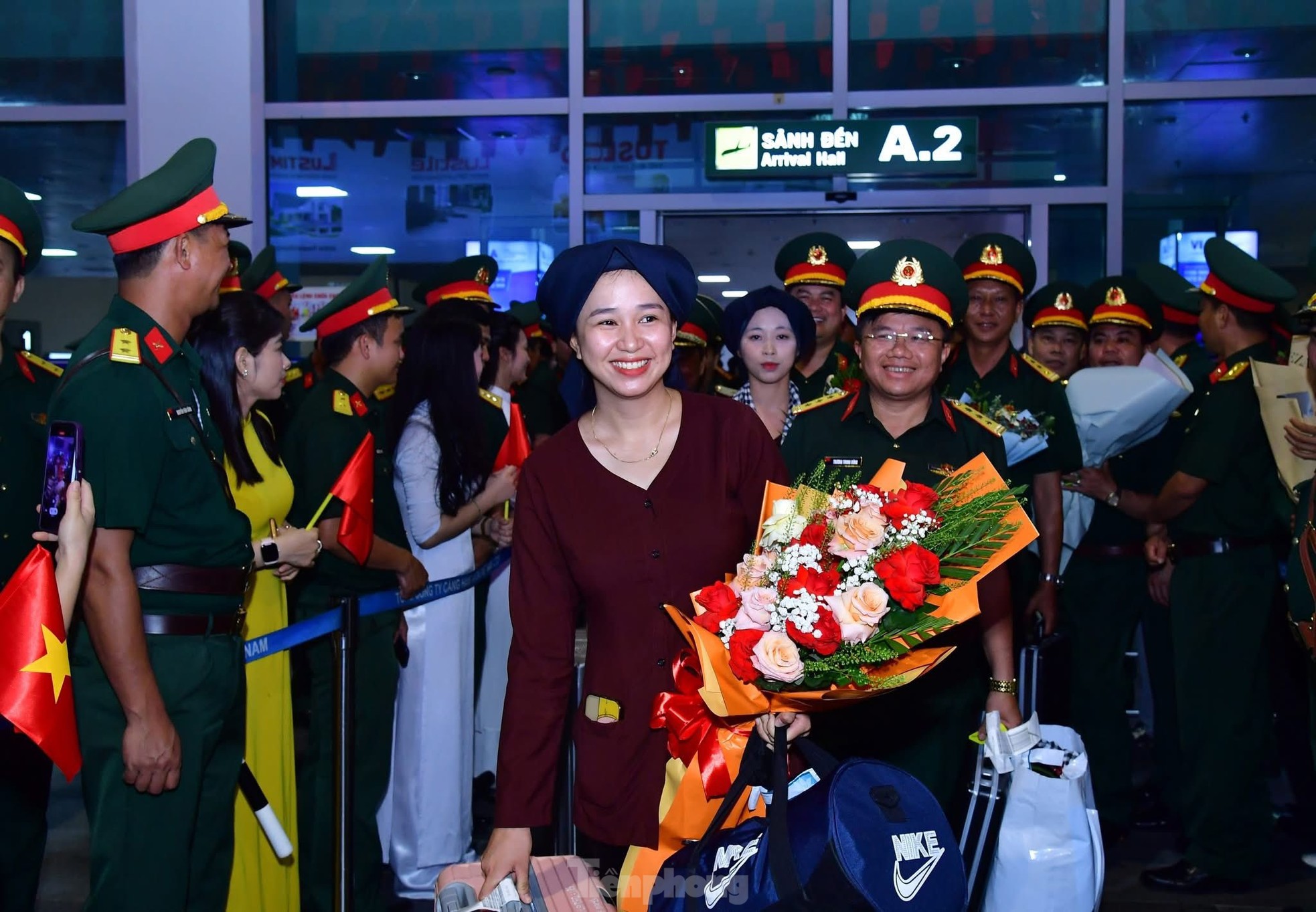Lực lượng diễu binh, diễu hành trở về trong vòng tay đồng đội và người thân ảnh 12