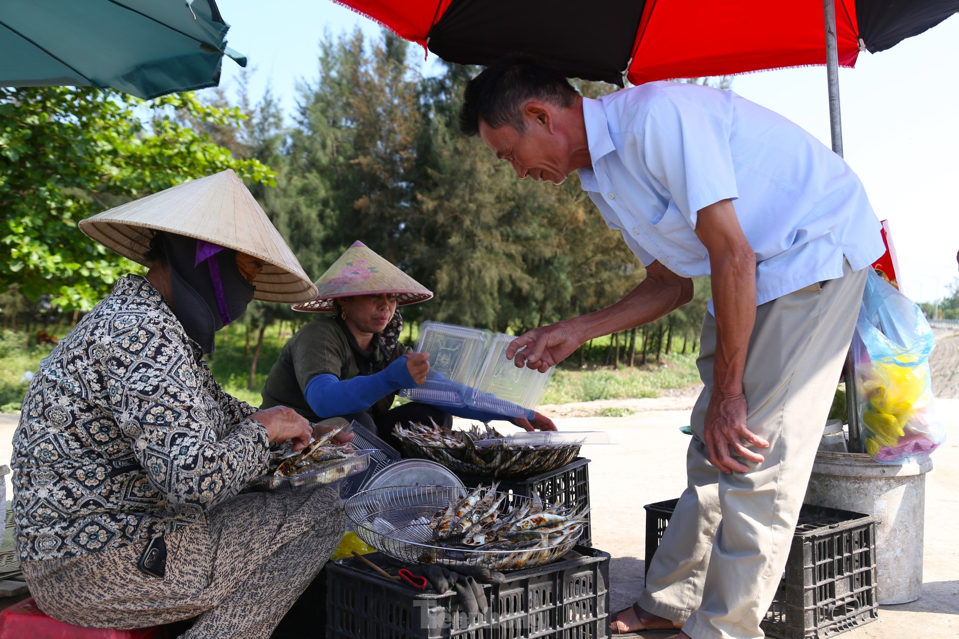 Nhóm bếp than dọc đường ven biển, nướng cá giữa trưa nắng nóng ảnh 8