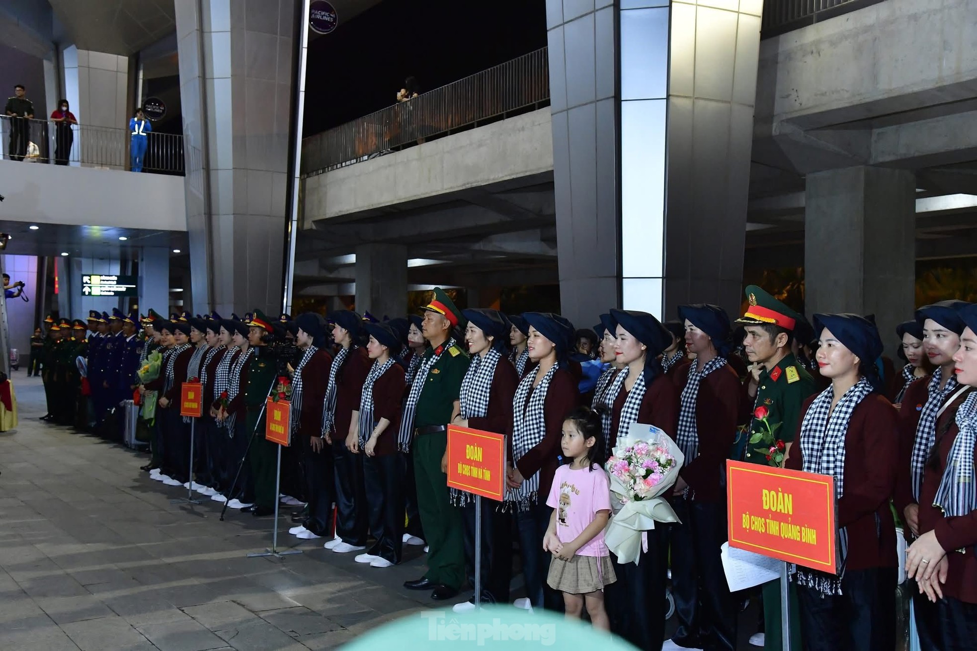 Lực lượng diễu binh, diễu hành trở về trong vòng tay đồng đội và người thân ảnh 14